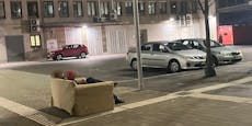 Paar genießt auf Couch romantischen Wiener Nachthimmel