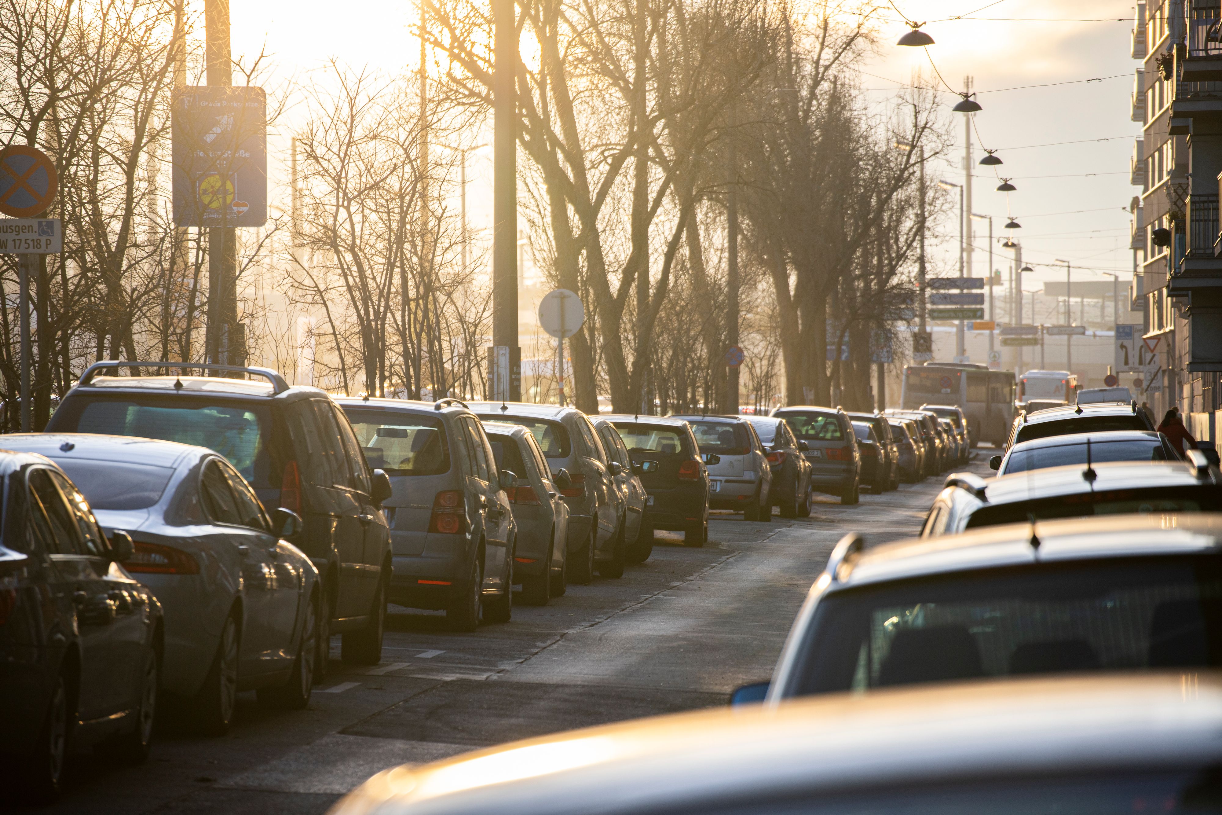 In den Bezirken 1, 2, 3, 4, 6, 7, 8, 9, 12, 15 und 20 gibt es zusätzlich zu den Kurzparkzonen Anrainerparkplätze.