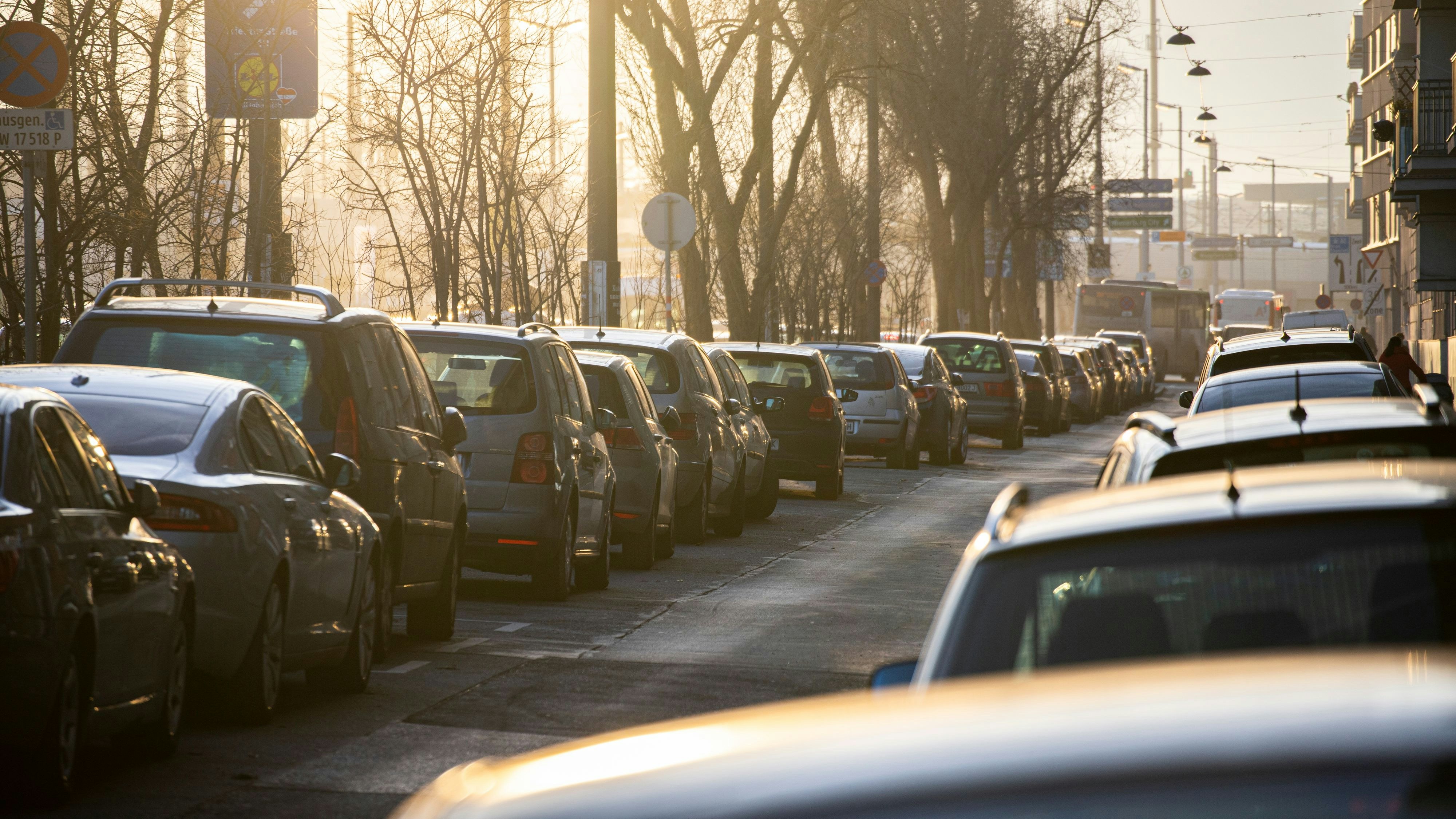 In den Bezirken 1, 2, 3, 4, 6, 7, 8, 9, 12, 15 und 20 gibt es laut ÖAMTC zusätzlich zu den Kurzparkzonen Anrainerparkplätze