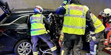 Wiener Feuerwehr muss Unfall-Opfer aus Wrack schneiden
