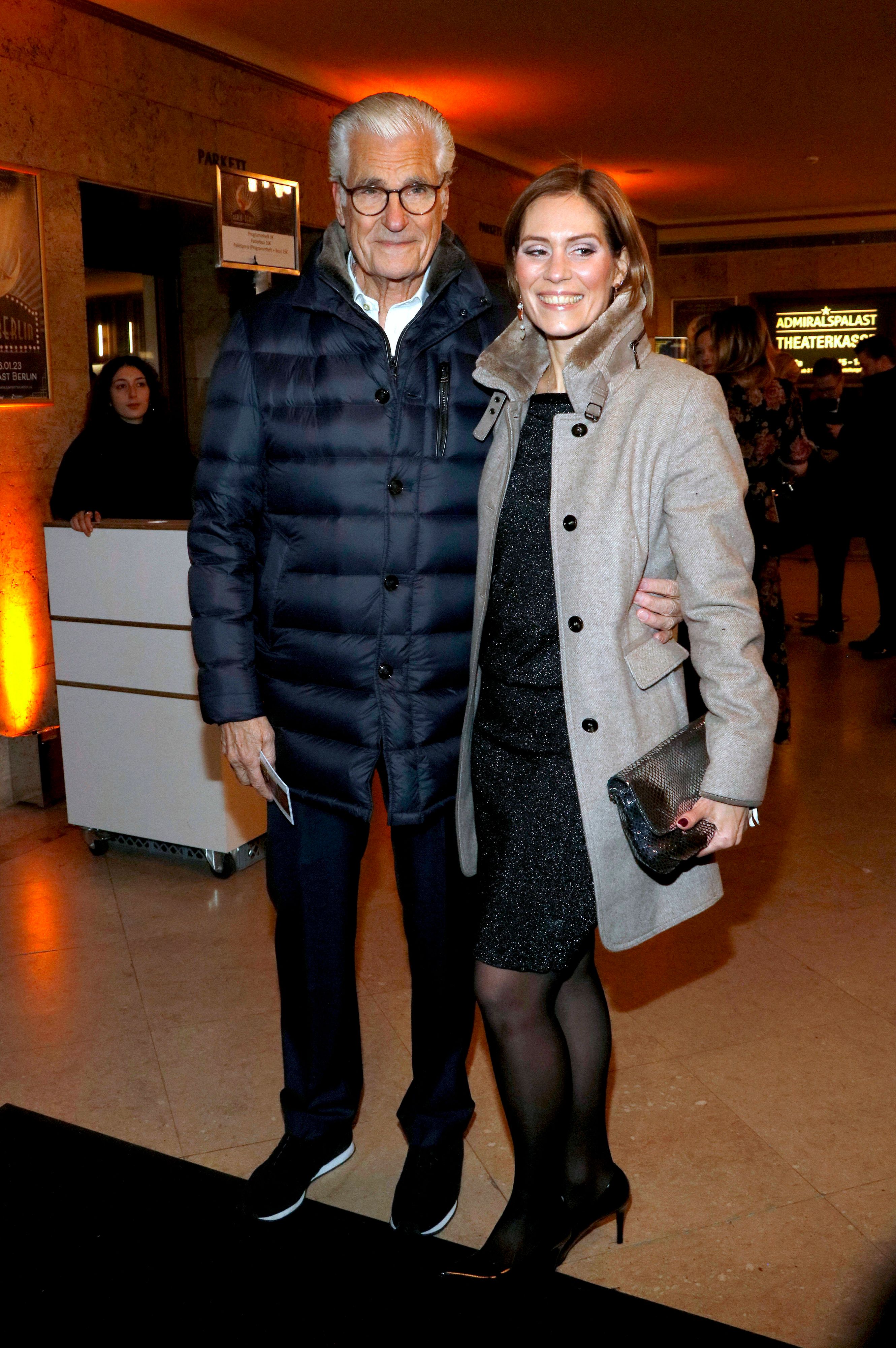 Sky du Mont mit Partnerin Julia Schütze bei der Gala-Premiere der 