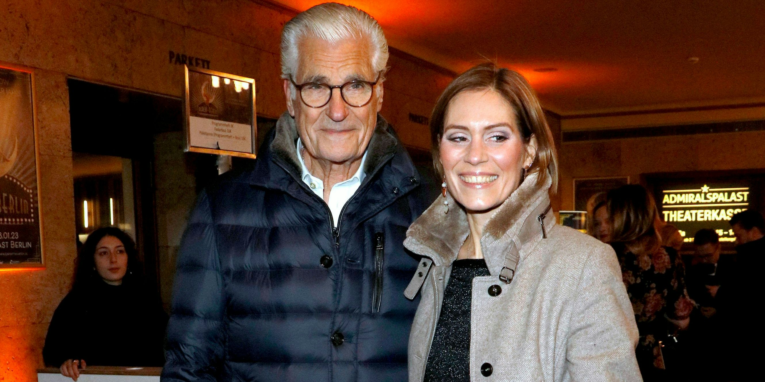 Sky du Mont mit Partnerin Julia Schütze bei der Gala-Premiere der "Revue Berlin Berlin"