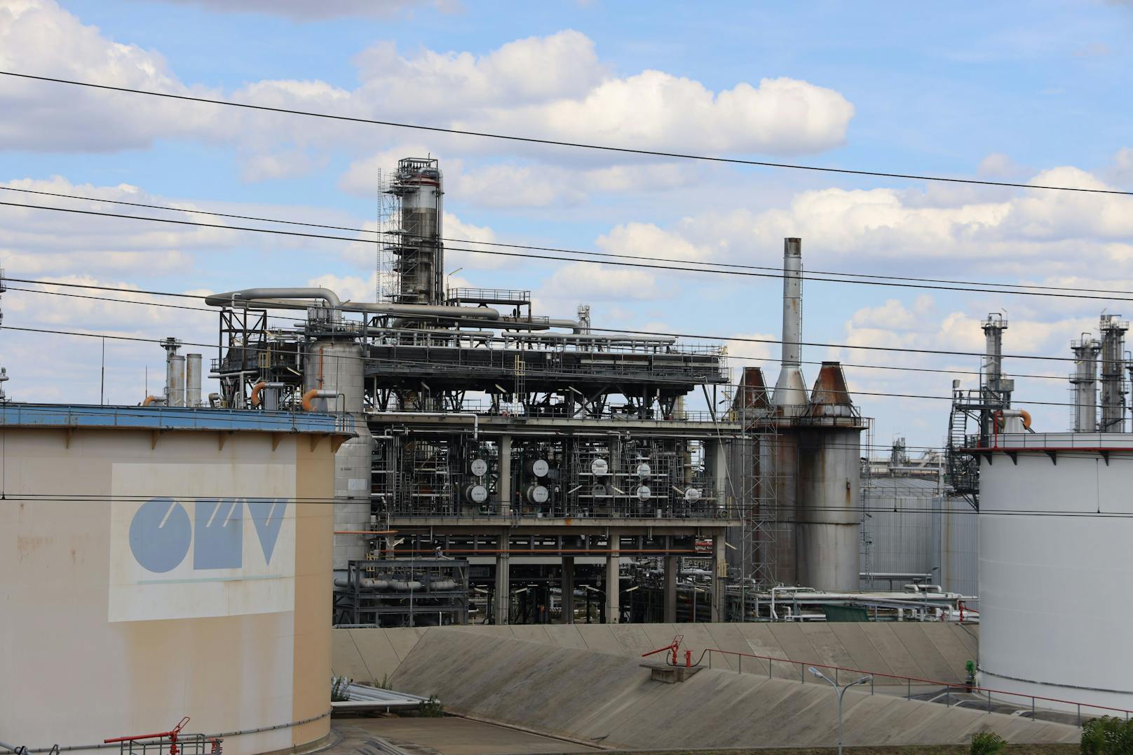 Die OMV-Raffinerie Schwechat: Jetzt soll die Gastochter des Energieriesen verstaatlicht werden.&nbsp;