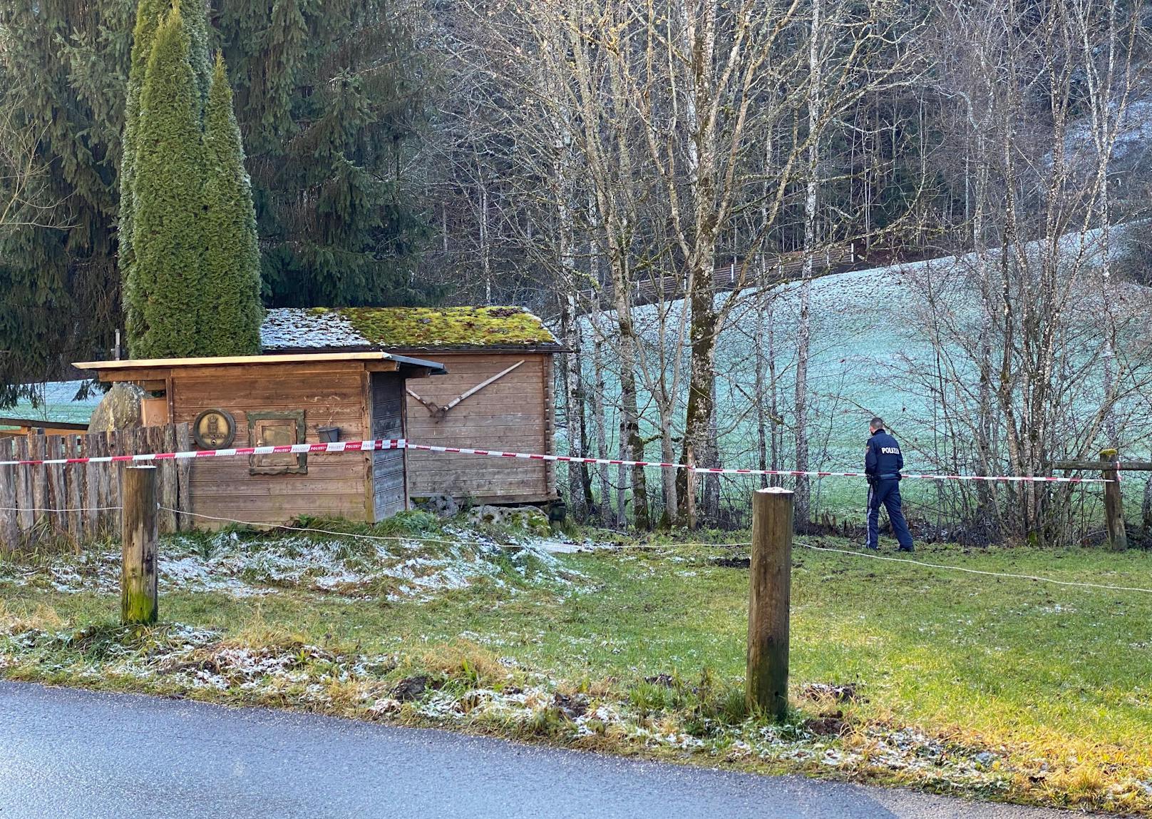 Feuerwehreinsatz nach tödlichem Absturz in Bach in Westendorf am 6. Dezember 2022.