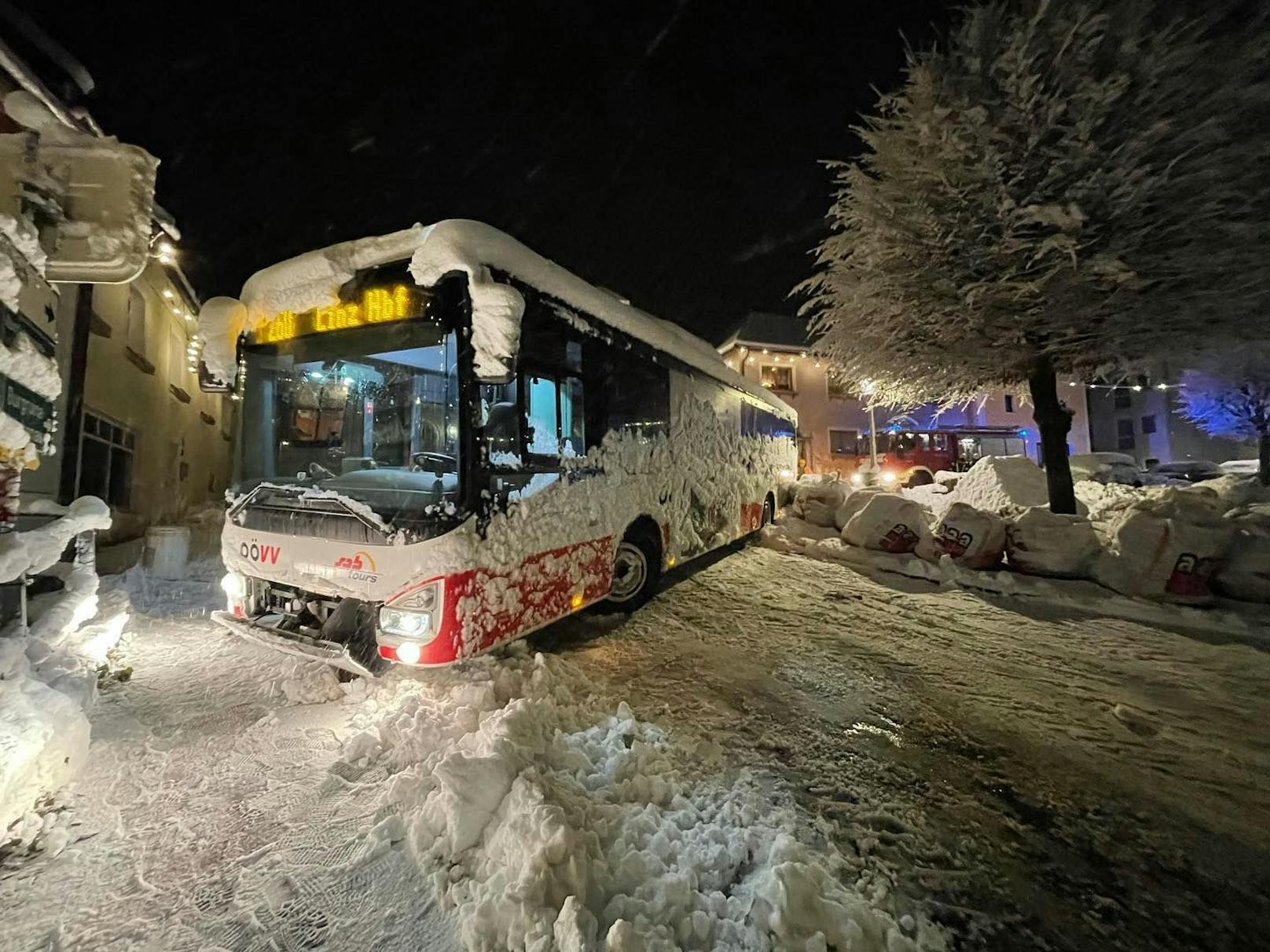 In Reichenau im Mühlkreis musste ein Postbus geborgen werden, der von der Fahrbahn abgekommen war.