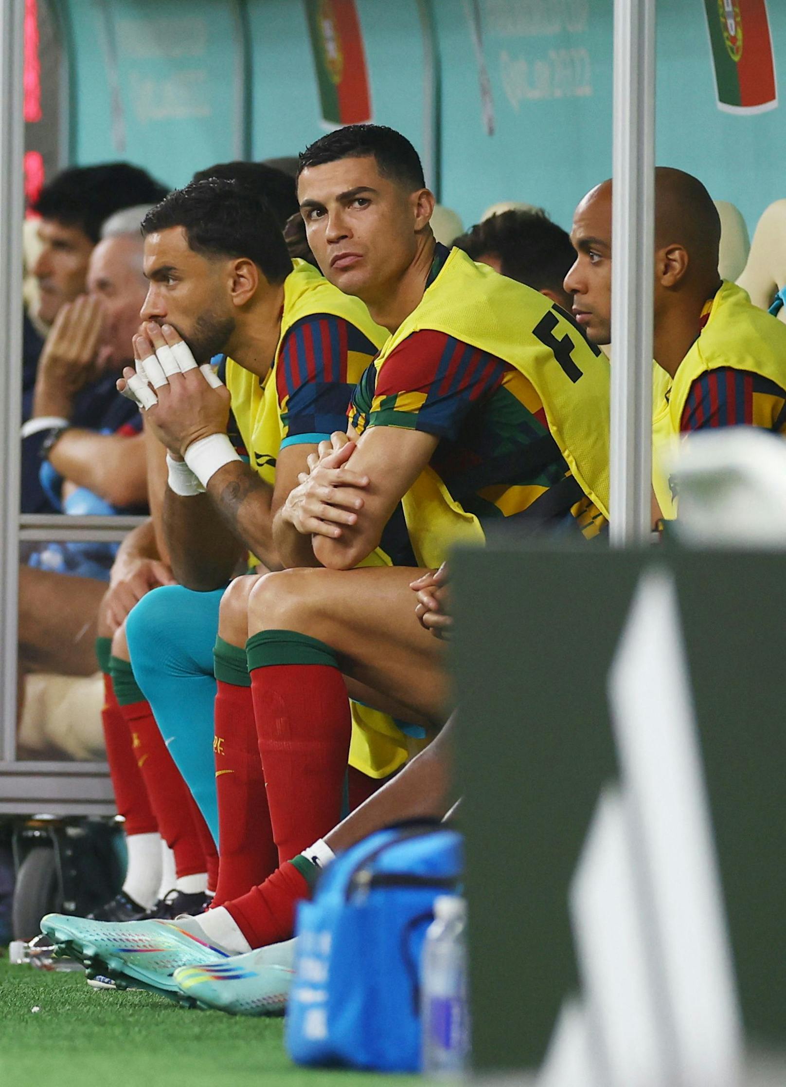 Portugal-Superstar Cristiano Ronaldo muss zu Beginn des Achtelfinal-Hits gegen die Schweiz auf der Bank schmoren.