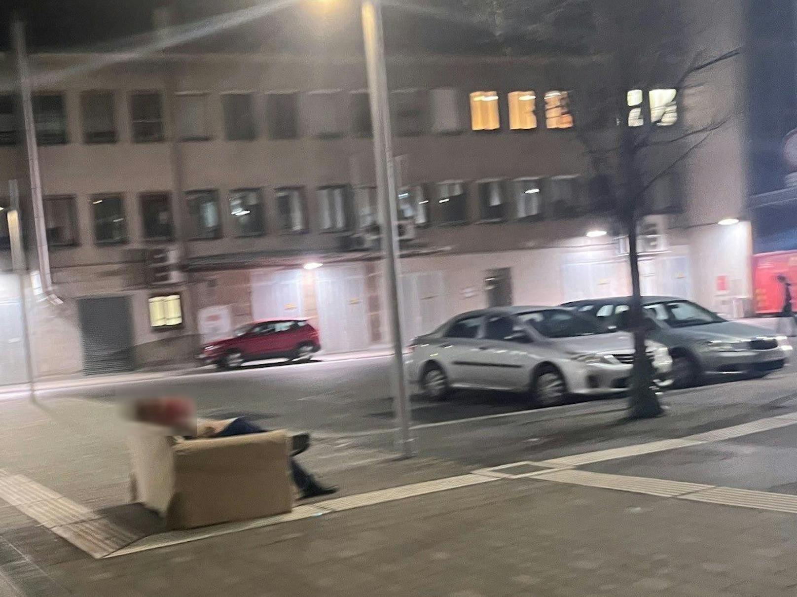 Zwischen einer Polizeistation und einem Möbelhaus machten es sich zwei Wiener gemütlich.