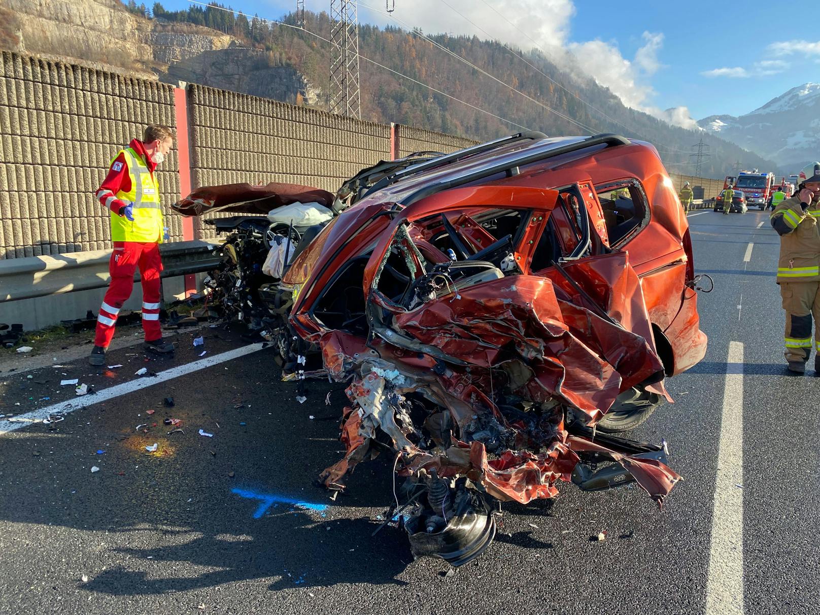 Bilder der Unfallstelle nach einem schweren Crash auf der Loferer Straße in Wörgl am 6. Dezember 2022.