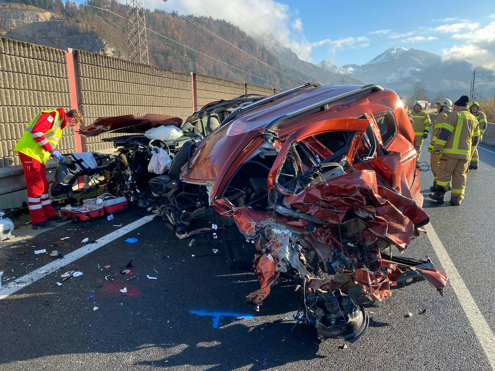Bilder der Unfallstelle nach einem schweren Crash auf der Loferer Straße in Wörgl am 6. Dezember 2022.