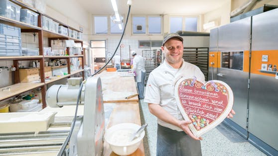 "Blumen brauchen Sonnenschein und ich brauch dich zum glücklich sein", Robert Kammerer mit seinem zwei-Kilo-Herz aus Lebkuchenteig in der Backstube in der Dammstraße 39 (Brigittenau).