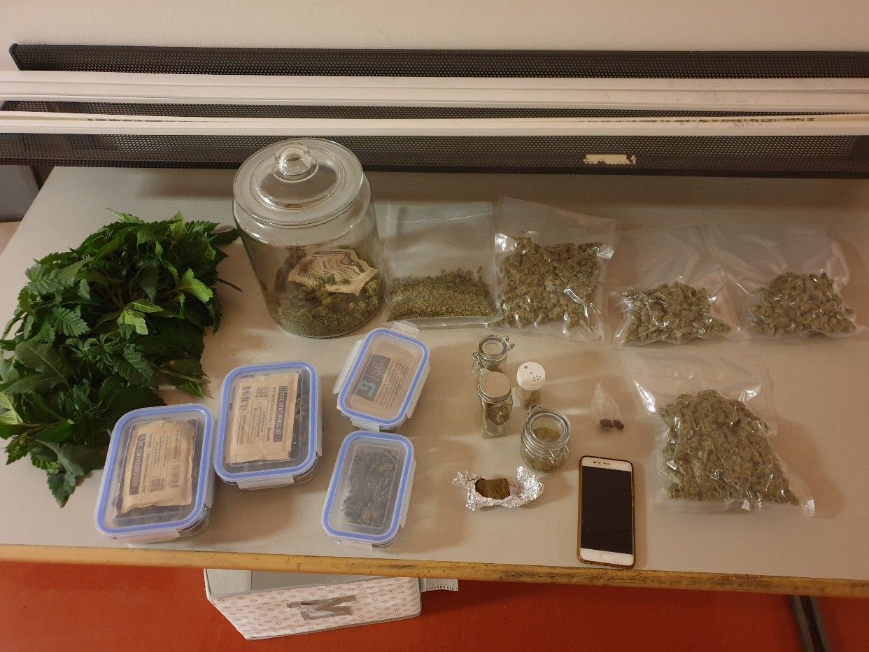 Die Polizei stellte eine größere Menge verpacktes Cannabis, Bargeld sowie eine Feinwaage und ein Mobiltelefon sichergestellt