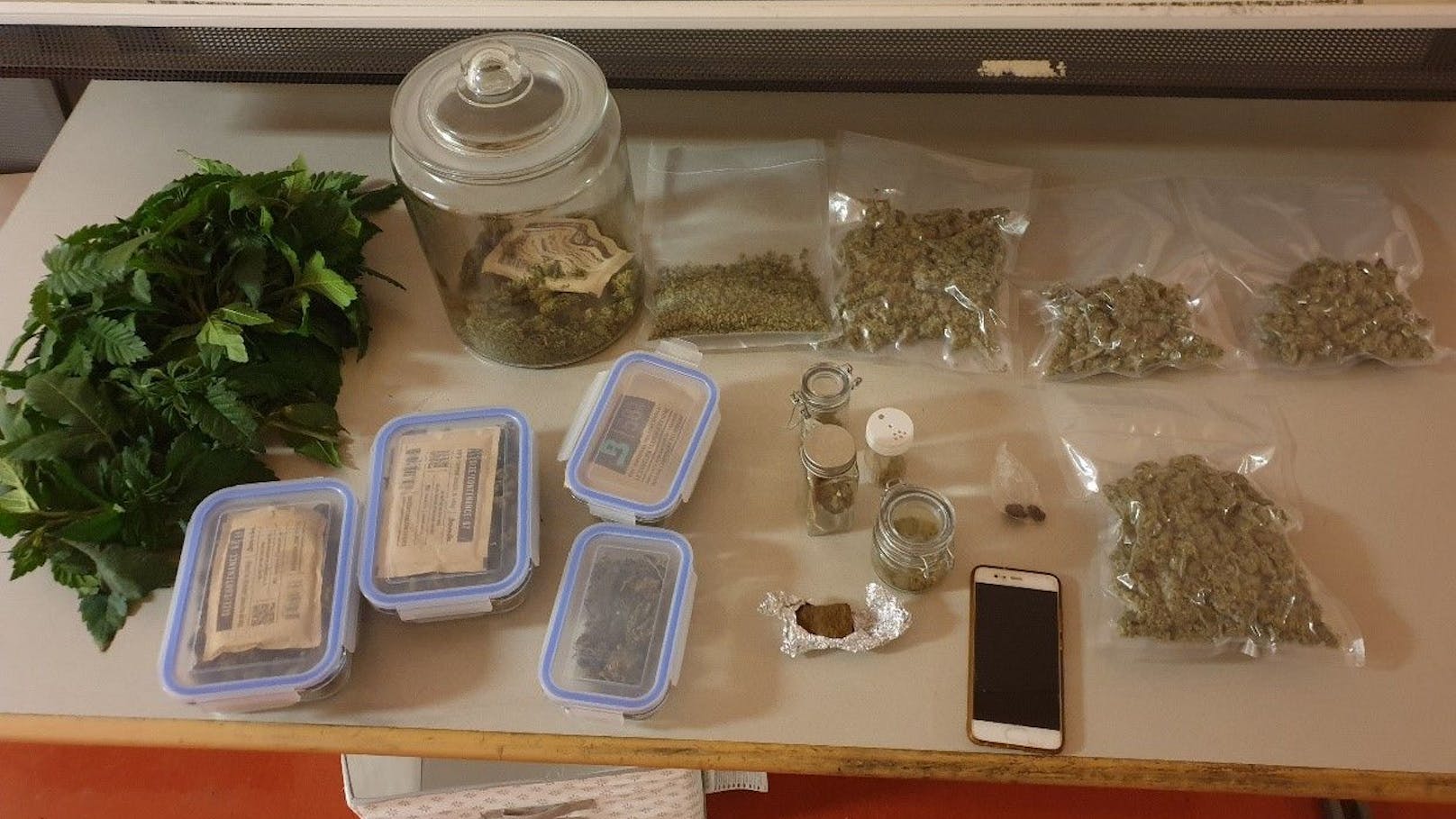 Die Polizei stellte eine größere Menge verpacktes Cannabis, Bargeld sowie eine Feinwaage und ein Mobiltelefon sichergestellt