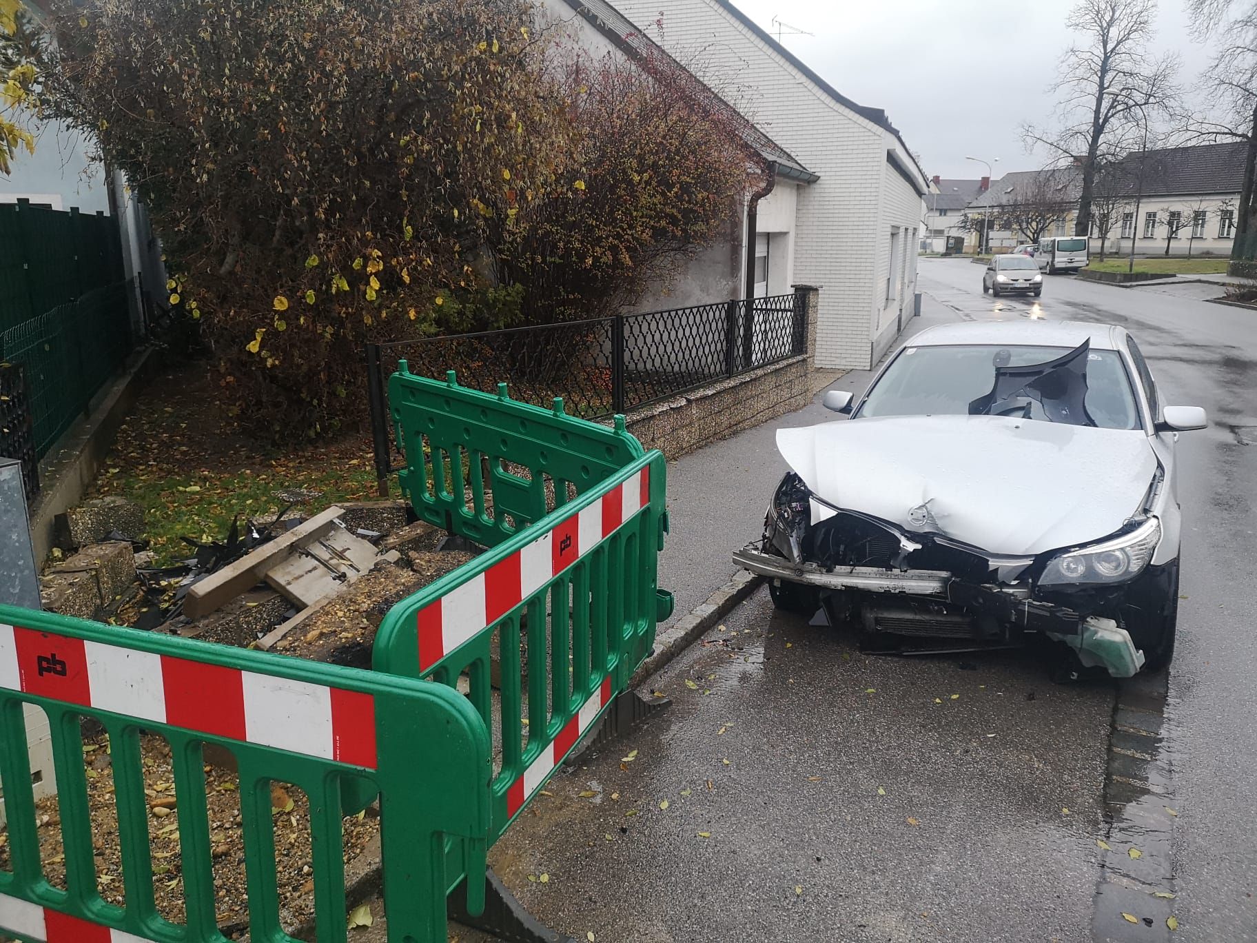 Der Pkw krachte in eine Gartenmauer.