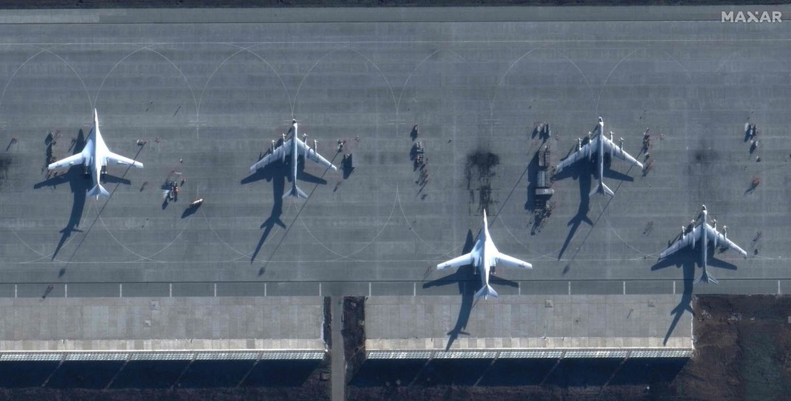 Fotos zeigen Russen-Flugplatz nach Drohnen-Attacke