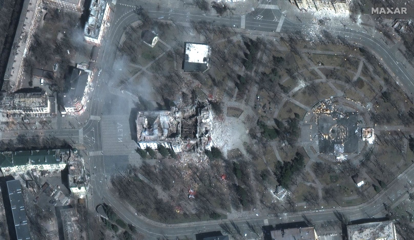 Am 16. März wurde das Theater von Mariupol von russischen Bomben zerstört. Zwei Wochen später machte ein Maxar-Satellit dieses Foto.