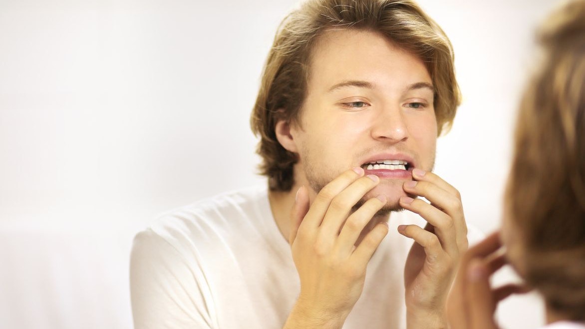 Schauspieler, Models & Co scheinen mit Hilfe von ihrem brillantem Lächeln noch attraktiver zu wirken. Da wünscht man sich ebenfalls mit hellen und weißen Zähnen beglückt zu werden.