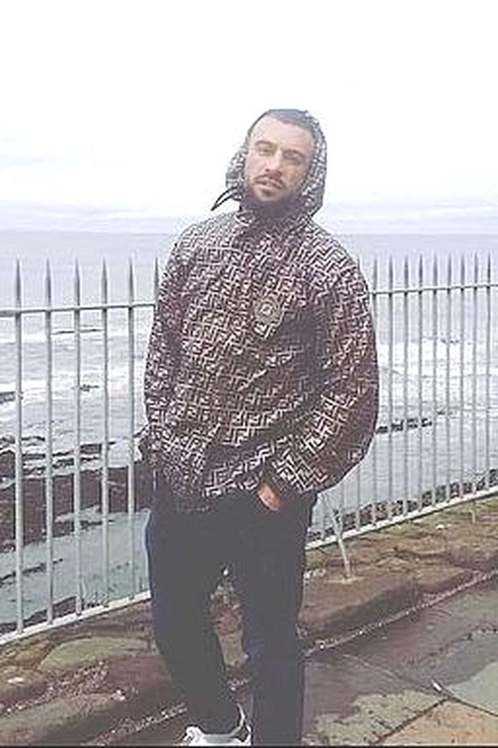 Wer kennt diesen tatverdächtigen Mann?