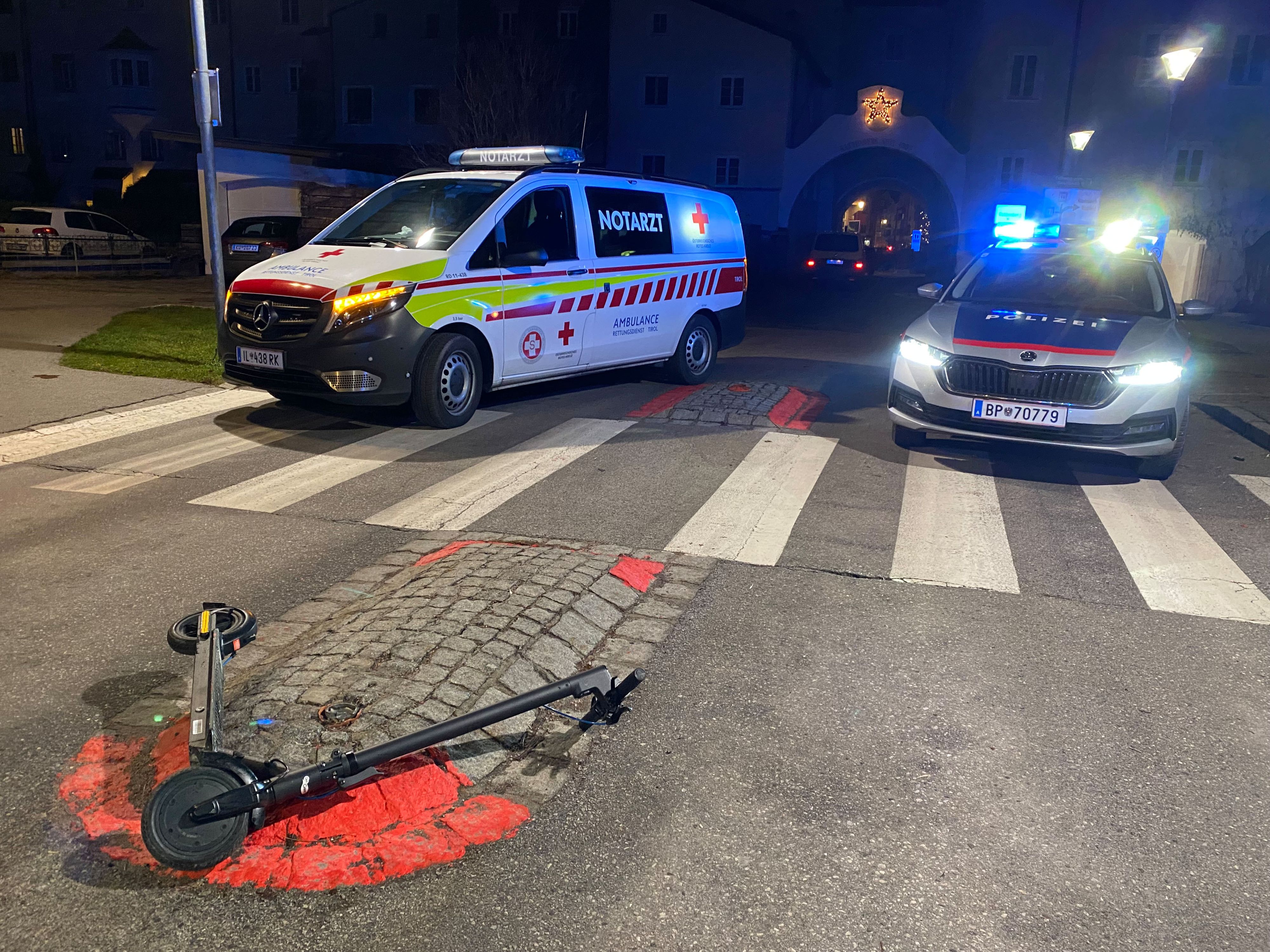 Die Frau wurde bei dem Unfall mit dem E-Scooter schwer verletzt.