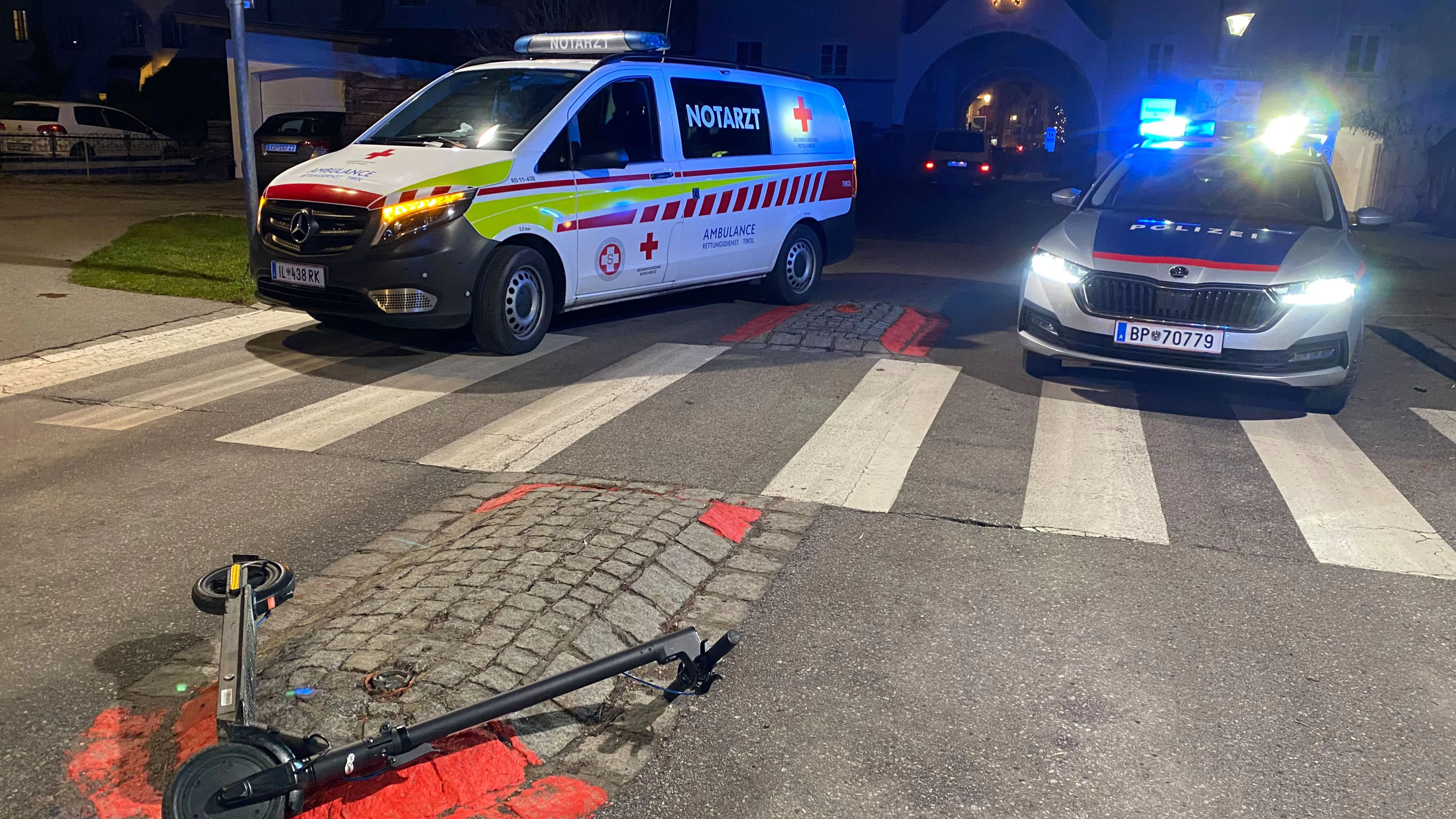 Heute.at - Maskierter E-Scooter-Raser kracht in Polizisten