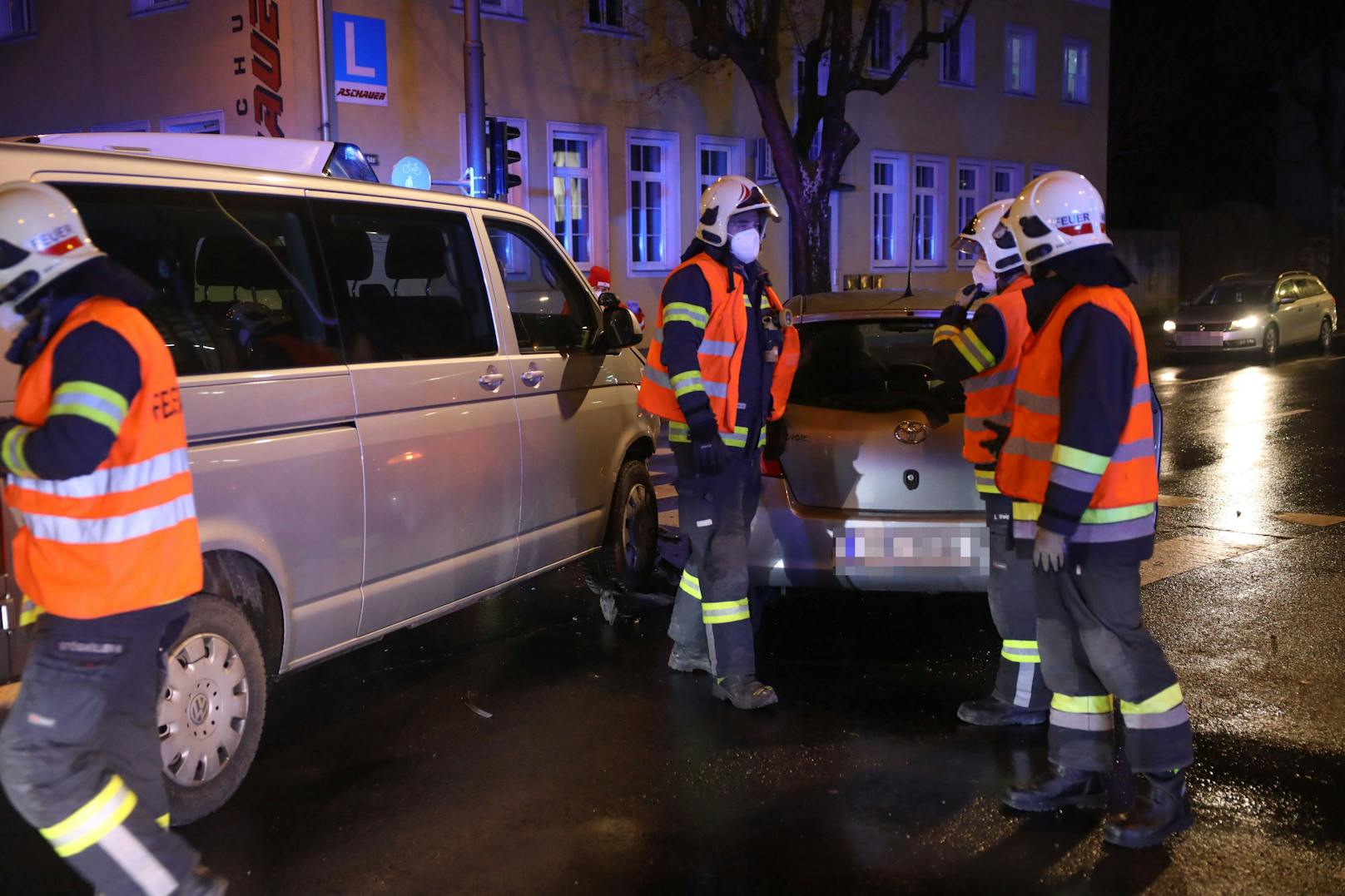 Feuerwehr und Rettung standen Mittwochfrüh nach einem schweren Kreuzungscrash zwischen einem PKW und einem Taxibus in Wels im Einsatz. Eine eingeschlossene Autolenkerin musste befreit werden.