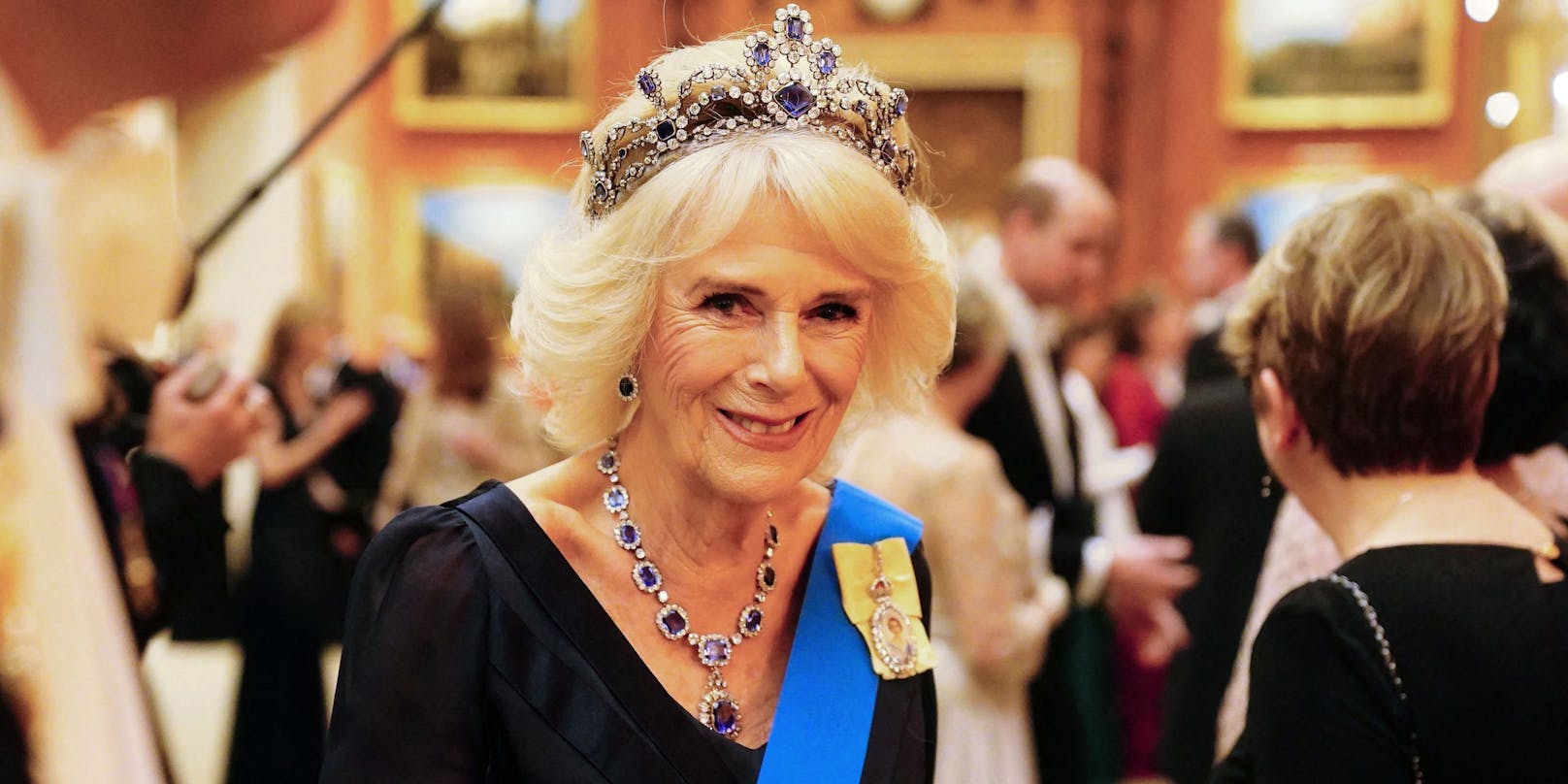 Camilla wird erstmals offiziell als "Queen" bezeichnet.