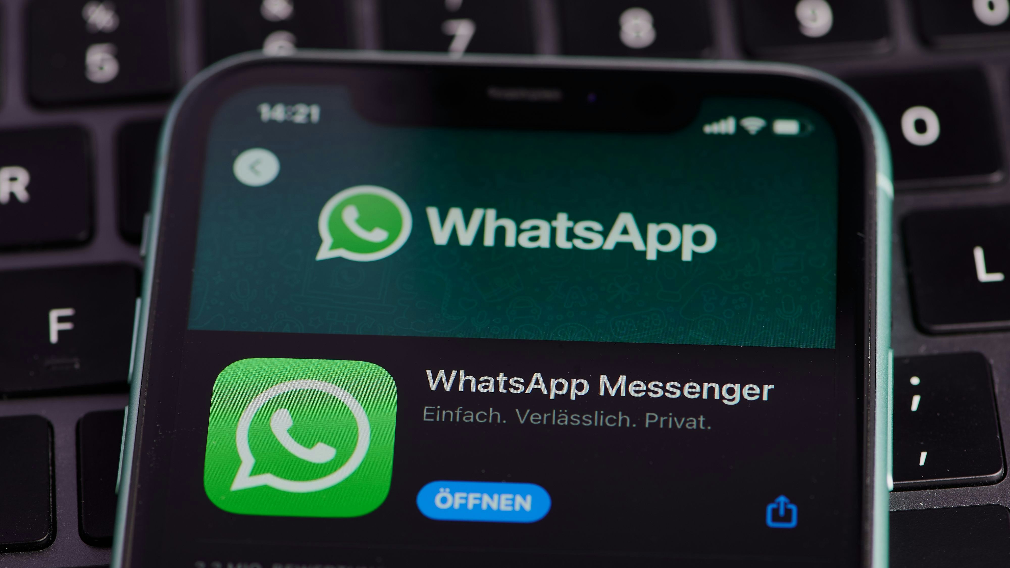 Download von www.picturedesk.com am 07.12.2022 (19:12).  Mainz, Deutschland - 25. September 2022: App-Symbol des Whatsapp-Messengers auf einem deutschen Smartphone im App Store - 20220925_PD12147 - Rechteinfo: Rights Managed (RM) Nur für redaktionelle Nutzung!