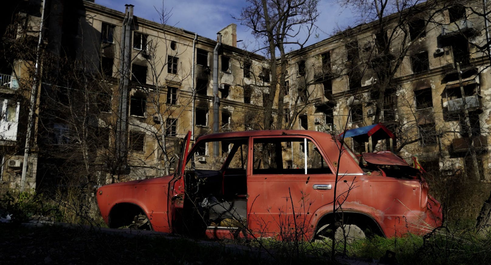 Blick in das zerstörte Mariupol. Auch Monate nach der Besetzung durch die Russen liegen Ende November zahlreiche Gebäude in Trümmern.