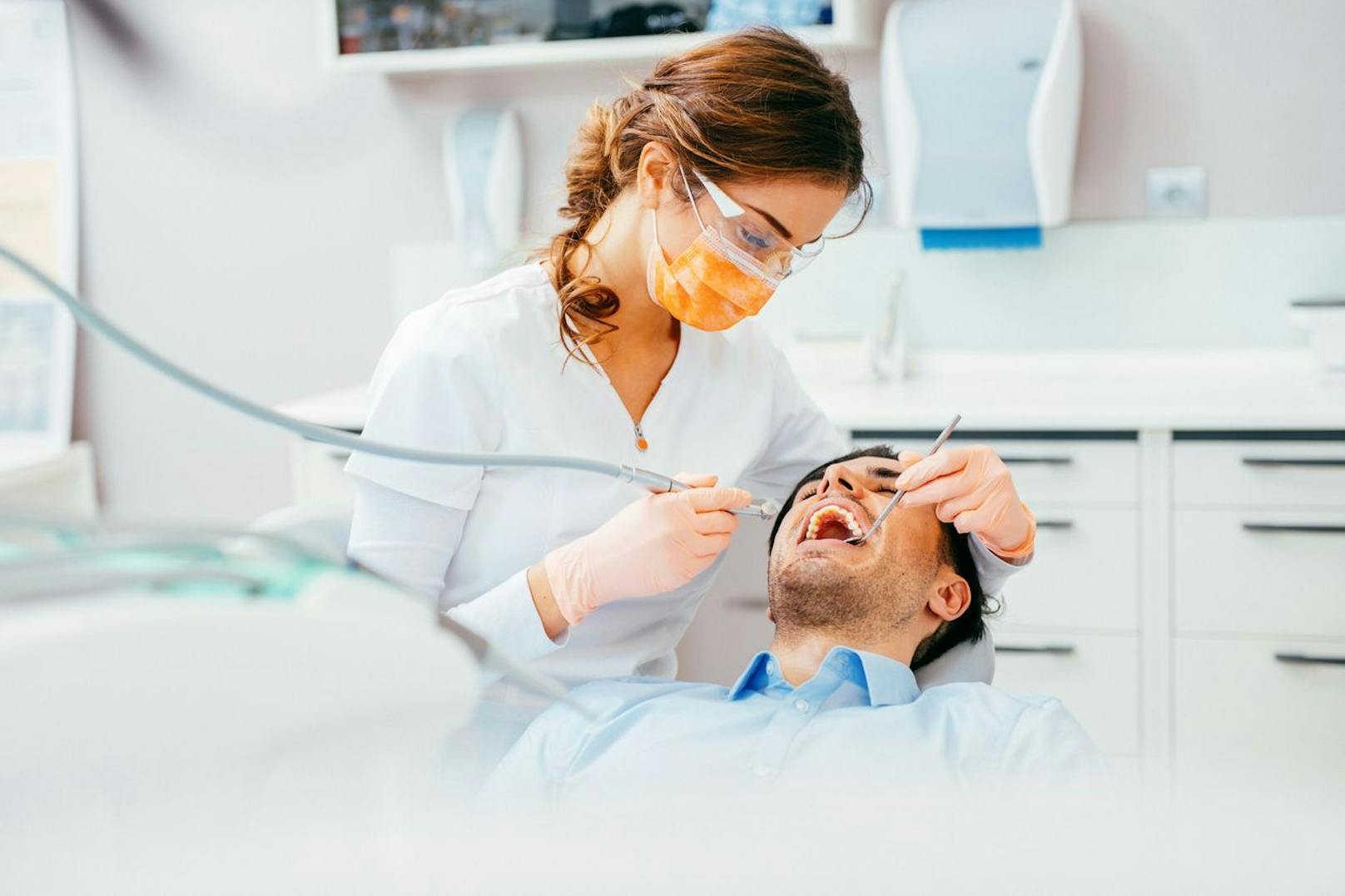 Dein Zahnarzt kann den Zustand deiner Zähne erkennen und zukünftige Schäden verhindern.