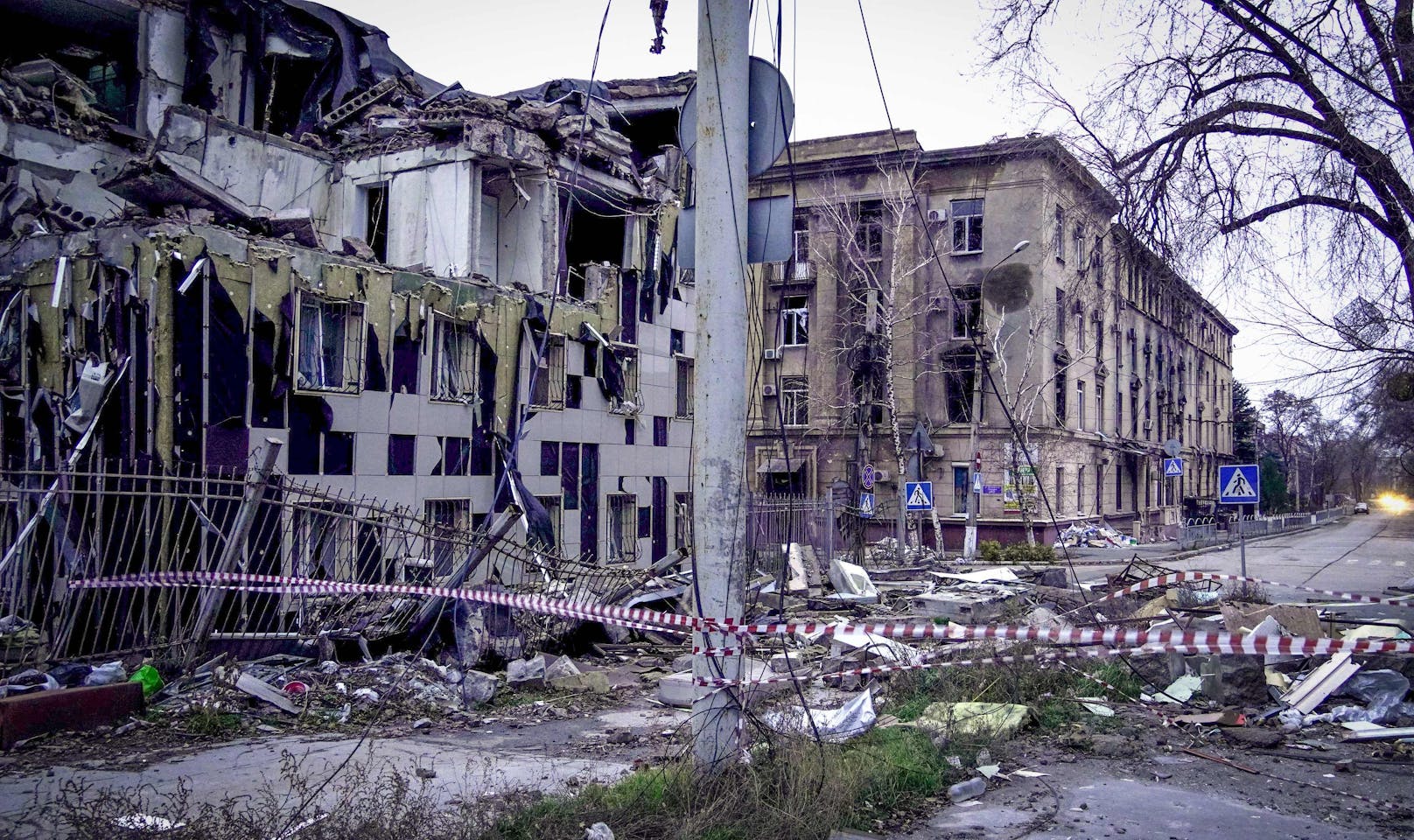 Blick in das zerstörte Mariupol. Auch Monate nach der Besetzung durch die Russen liegen Ende November zahlreiche Gebäude in Trümmern.