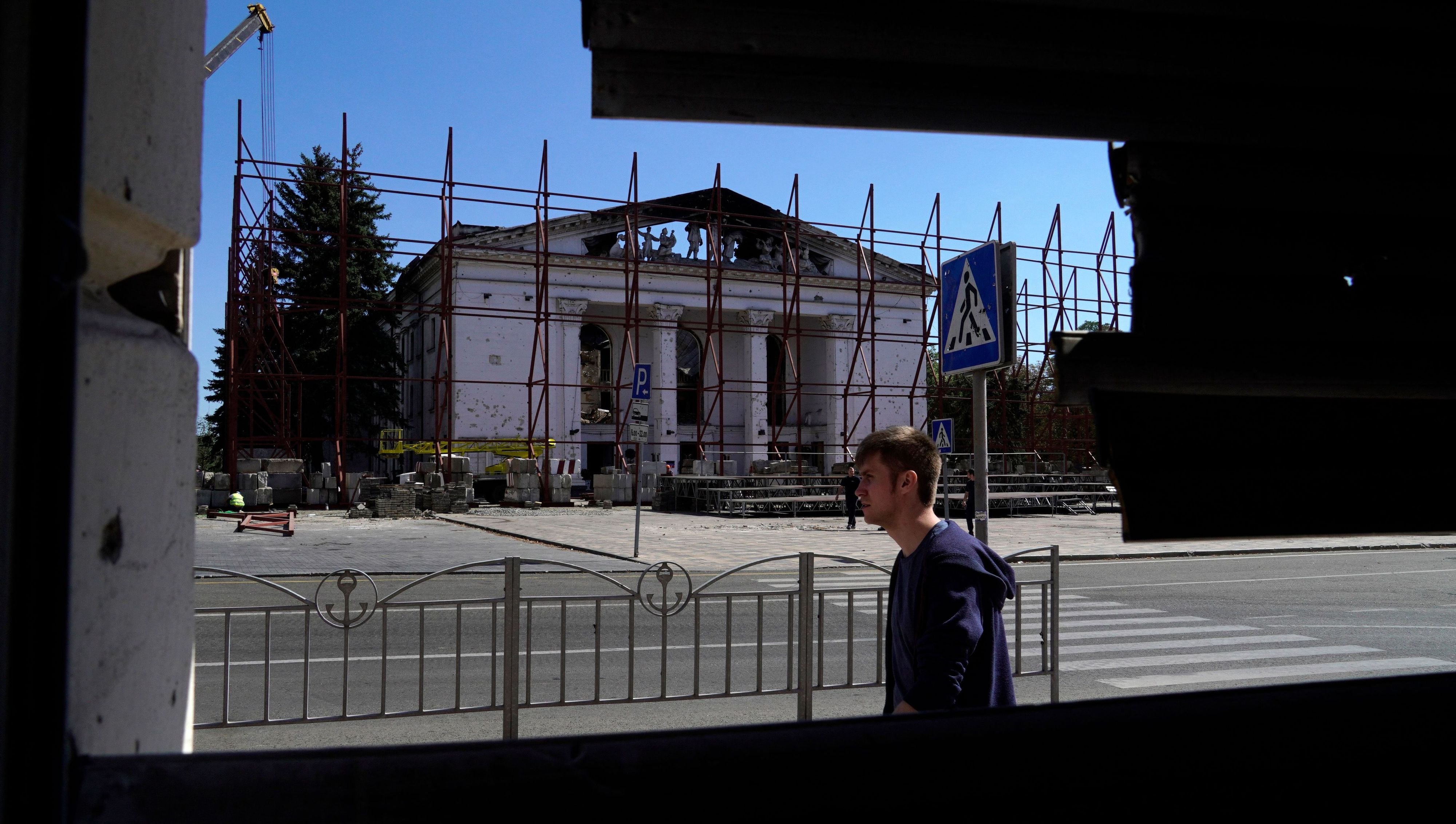 Das zerstörte Theater von Mariupol wurde von den Russen mit einem Sichtschutz eingehüllt. Am 8. September waren die Arbeiten noch im Gange, jetzt sind sie abgeschlossen.