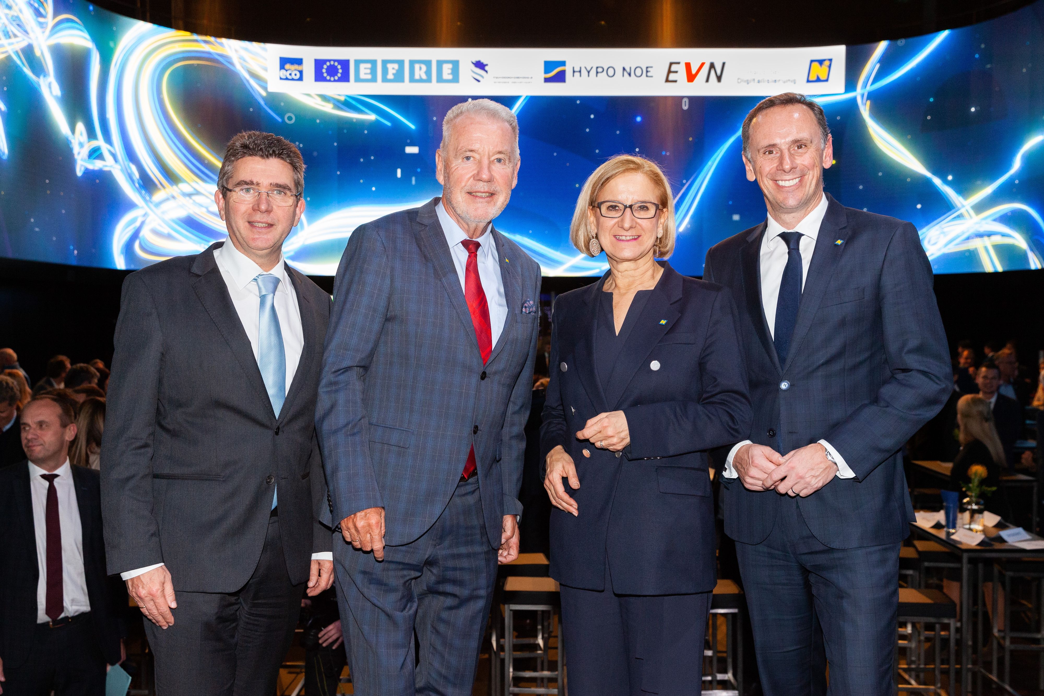 v.l. Bürgermeister Peter Eisenschenk, Stadt Tulln, LAbg. Klaus Schneeberger, Aufsichtsrat-Vorsitzender der FH Wiener Neustadt, Landeshauptfrau Johanna Mikl-Leitner, Digitalisierungslandesrat Jochen Danninger