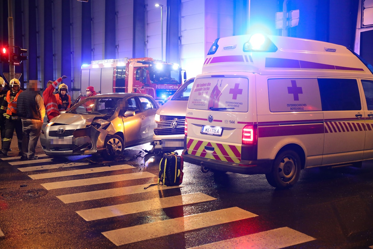 Menschenrettung aus Unfallfahrzeug nach Kreuzungscrash