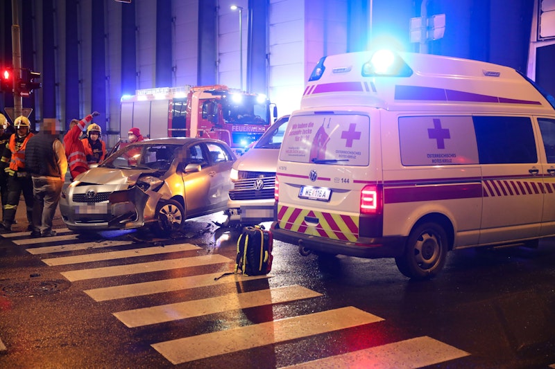 Feuerwehr und Rettung standen Mittwochfrüh nach einem schweren Kreuzungscrash zwischen einem PKW und einem Taxibus in Wels im Einsatz. Eine eingeschlossene Autolenkerin musste befreit werden.