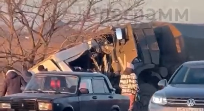Auf Videoaufnahmen des Nachrichtenunternehmens Nexta ist der schwer beschädigte Kleinbus zu sehen.