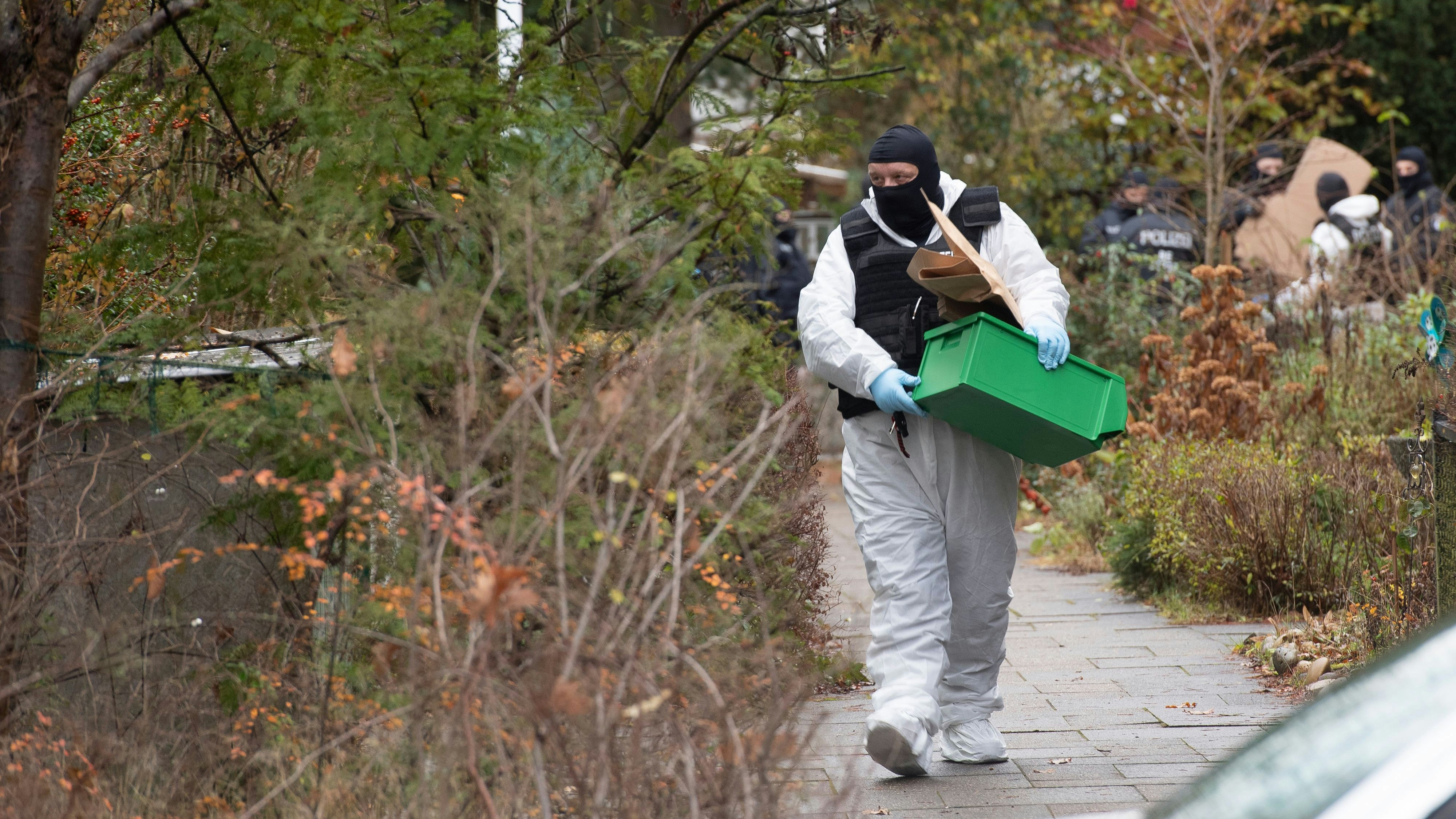 Download von www.picturedesk.com am 07.12.2022 (15:06).  07 December 2022, Berlin: A member of the forensics team carries a box during an investigation in Berlin Wannsee. The Federal Prosecutor's Office has had 25 people from the so-called Reich citizenship scene arrested. Around 3,000 police officers were on duty in eleven German states on Wednesday morning, a spokeswoman for the Federal Prosecutor's Office in Karlsruhe told the German Press Agency. Photo: Paul Zinken/dpa - 20221207_PD3287 - Rechteinfo: Rights Managed (RM)
