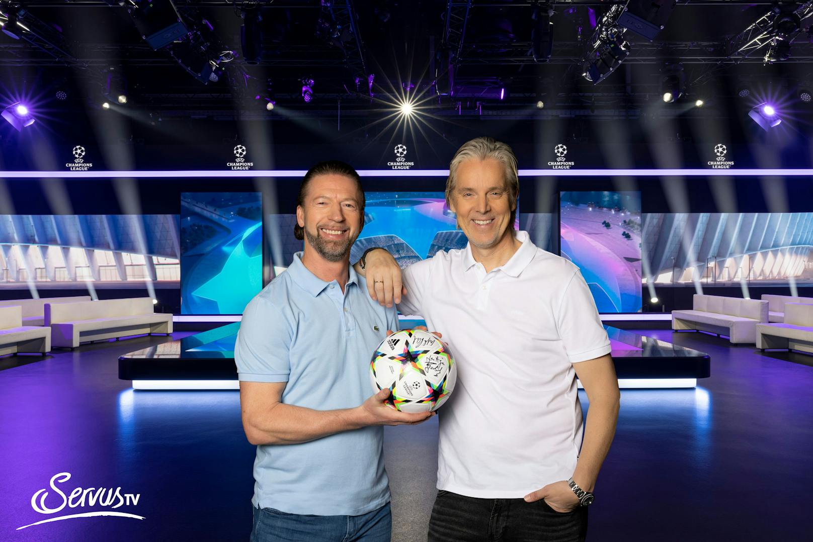 Der original UEFA-Champions-League-Ball ist von den Experten Steffen Freund (links im Bild) und Jan Aage Fjörtoft signiert.