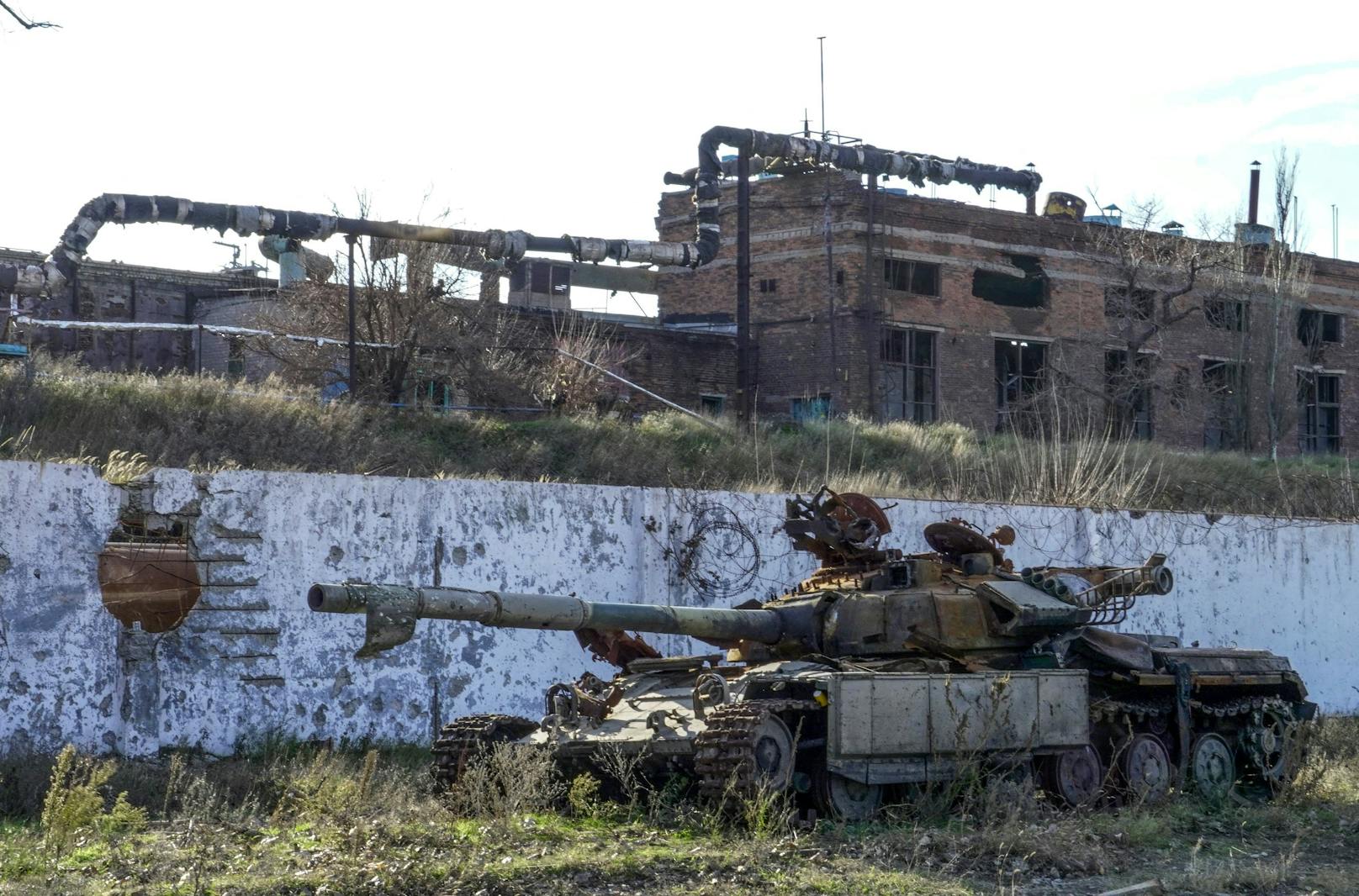 Ein zerstörter Panzer vor den Ruinen des Stahlwerkes in Mariupol am 29. November 2022.