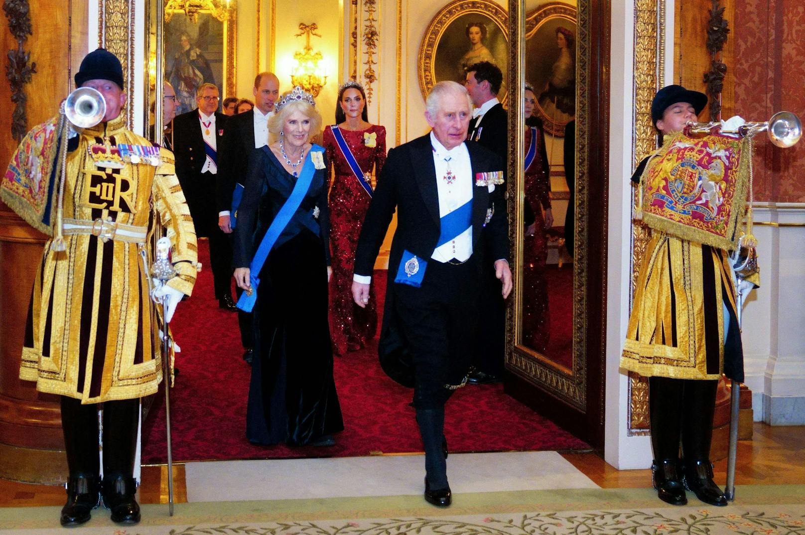 König Charles betritt mit den Royals den Empfang. 