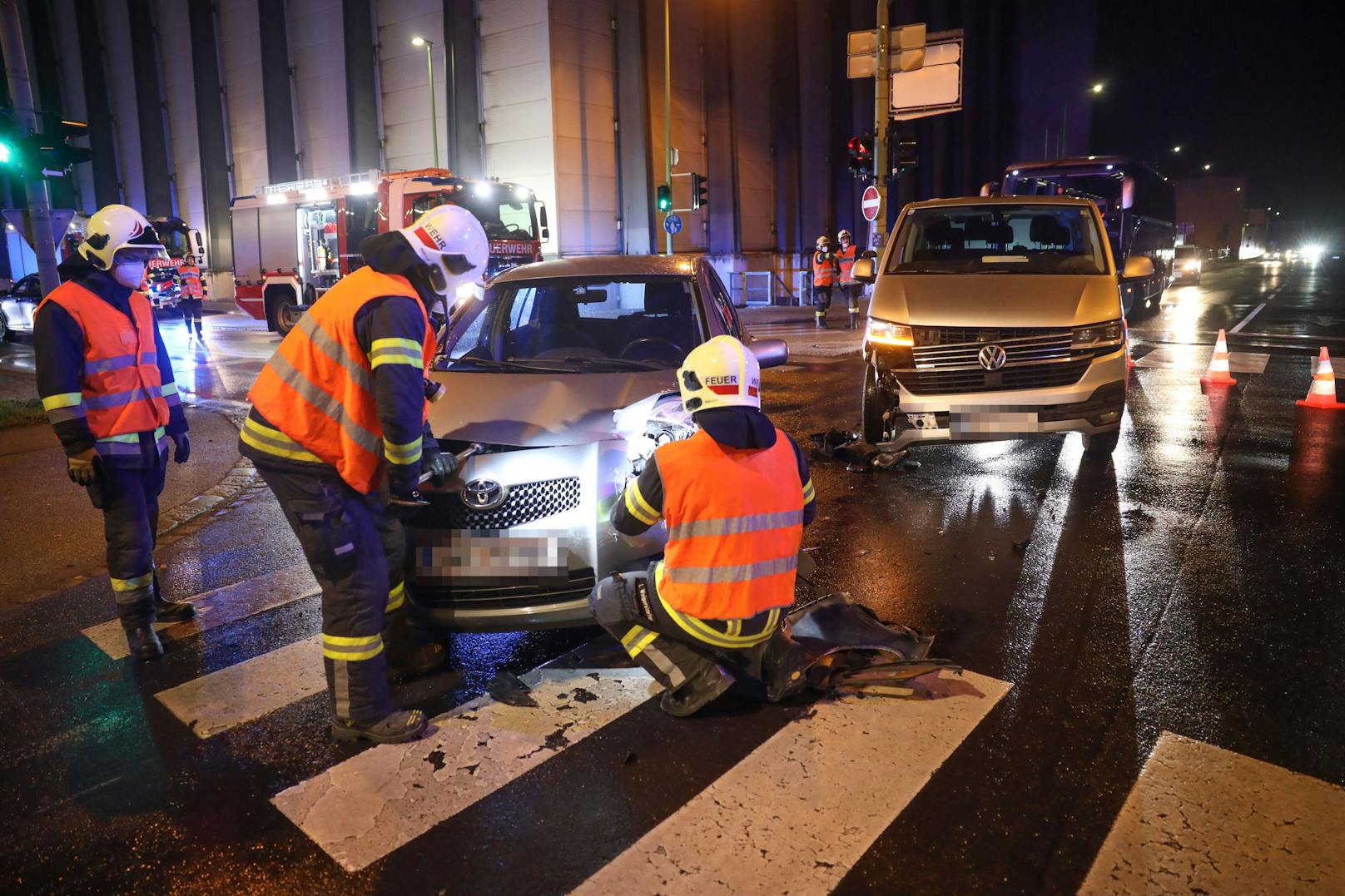 Feuerwehr und Rettung standen Mittwochfrüh nach einem schweren Kreuzungscrash zwischen einem PKW und einem Taxibus in Wels im Einsatz. Eine eingeschlossene Autolenkerin musste befreit werden.