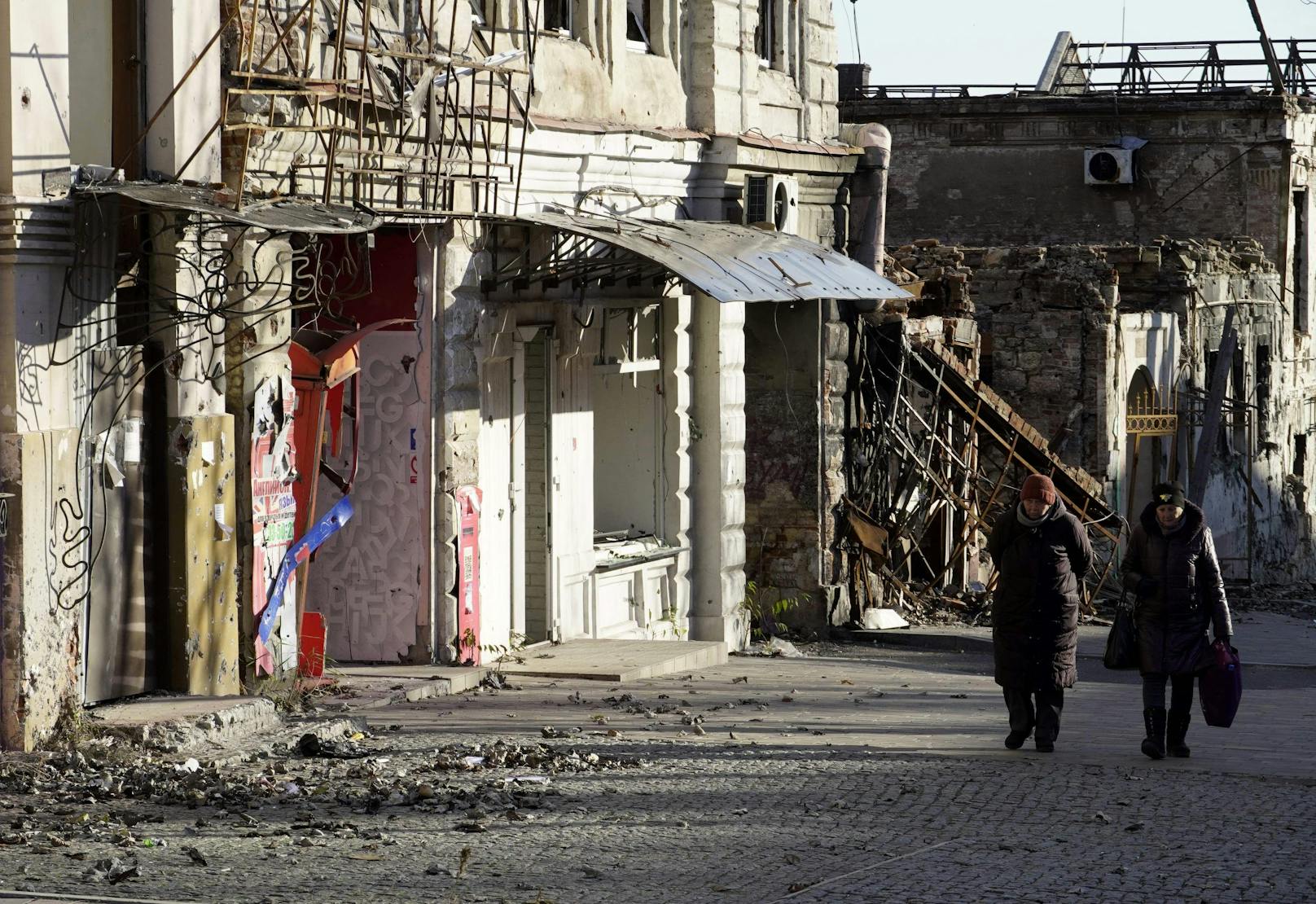 Blick in das zerstörte Mariupol. Auch Monate nach der Besetzung durch die Russen liegen Ende November zahlreiche Gebäude in Trümmern.