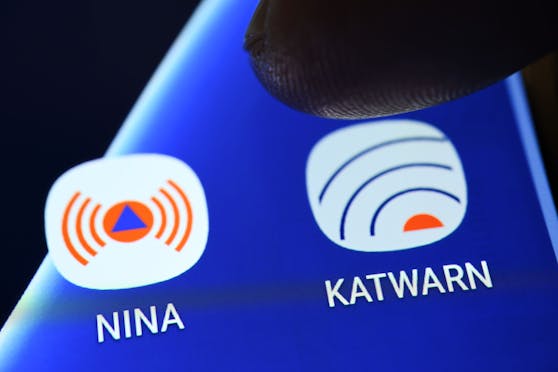 Apps wie NINA und KATWARN können im Katastrophenfall die betroffene Bevölkerung via Smartphone alarmieren. KATWARN gibt es auch in Österreich.