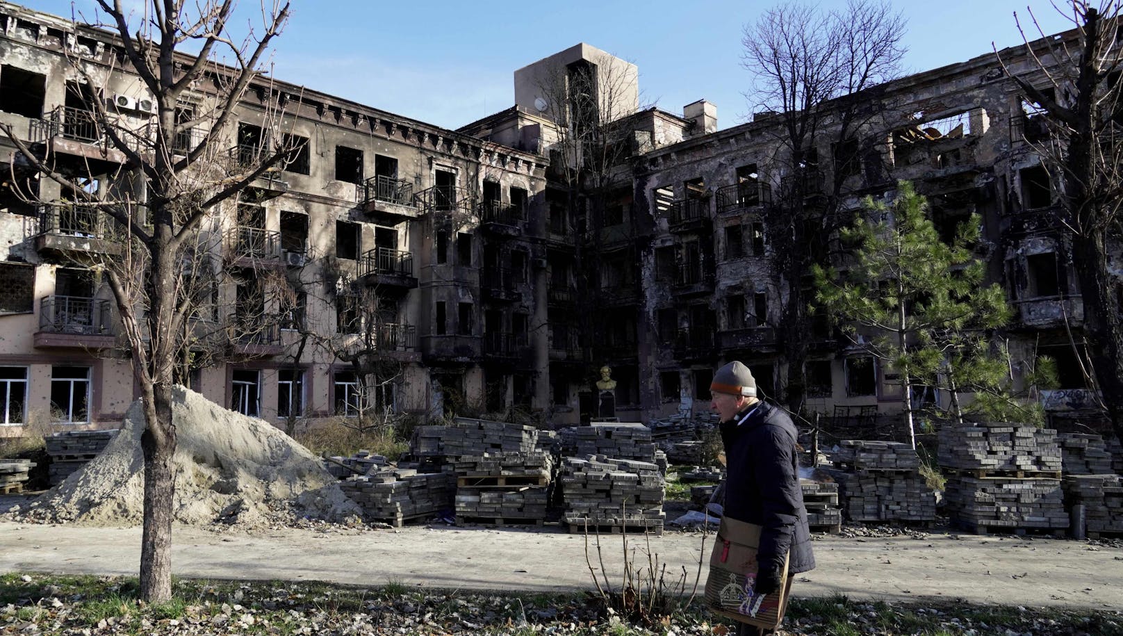 Blick in das zerstörte Mariupol. Auch Monate nach der Besetzung durch die Russen liegen Ende November zahlreiche Gebäude in Trümmern.