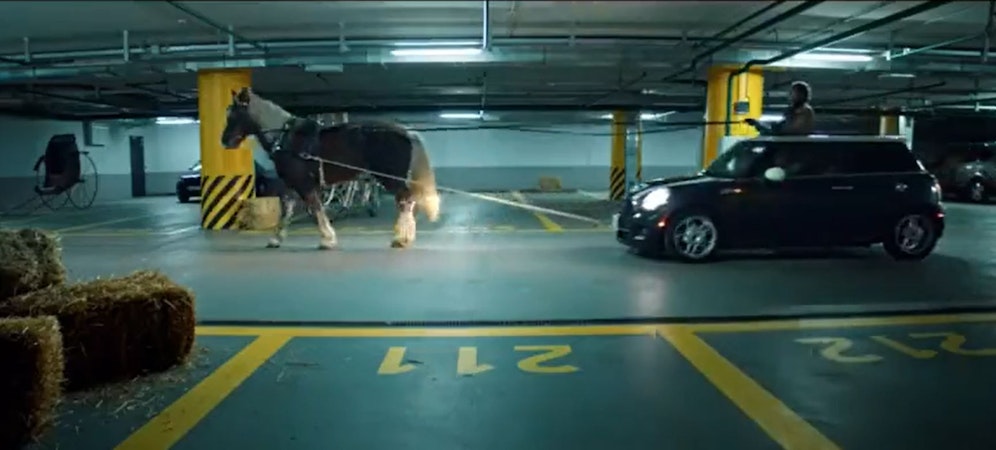 Die Werbung spottet über die horrenden Spritpreise im&nbsp;Westen.