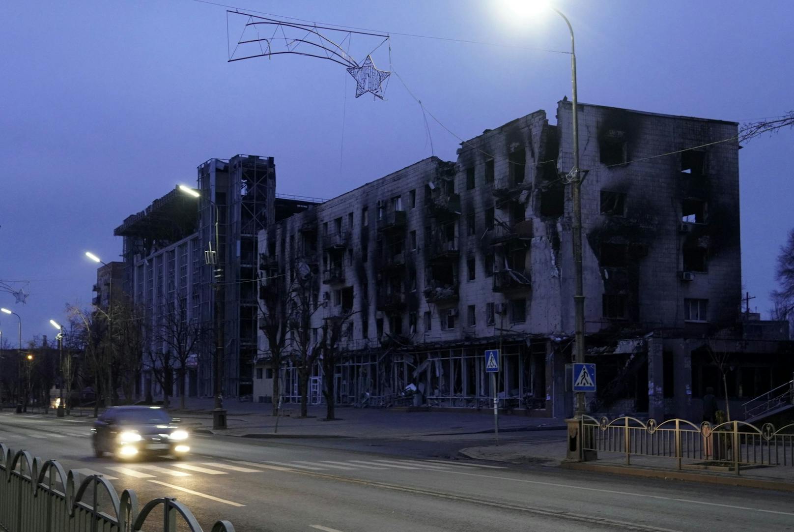 Blick in das zerstörte Mariupol. Auch Monate nach der Besetzung durch die Russen liegen Ende November zahlreiche Gebäude in Trümmern.