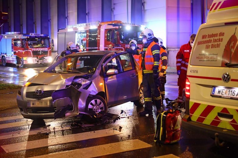 Feuerwehr und Rettung standen Mittwochfrüh nach einem schweren Kreuzungscrash zwischen einem PKW und einem Taxibus in Wels im Einsatz. Eine eingeschlossene Autolenkerin musste befreit werden.