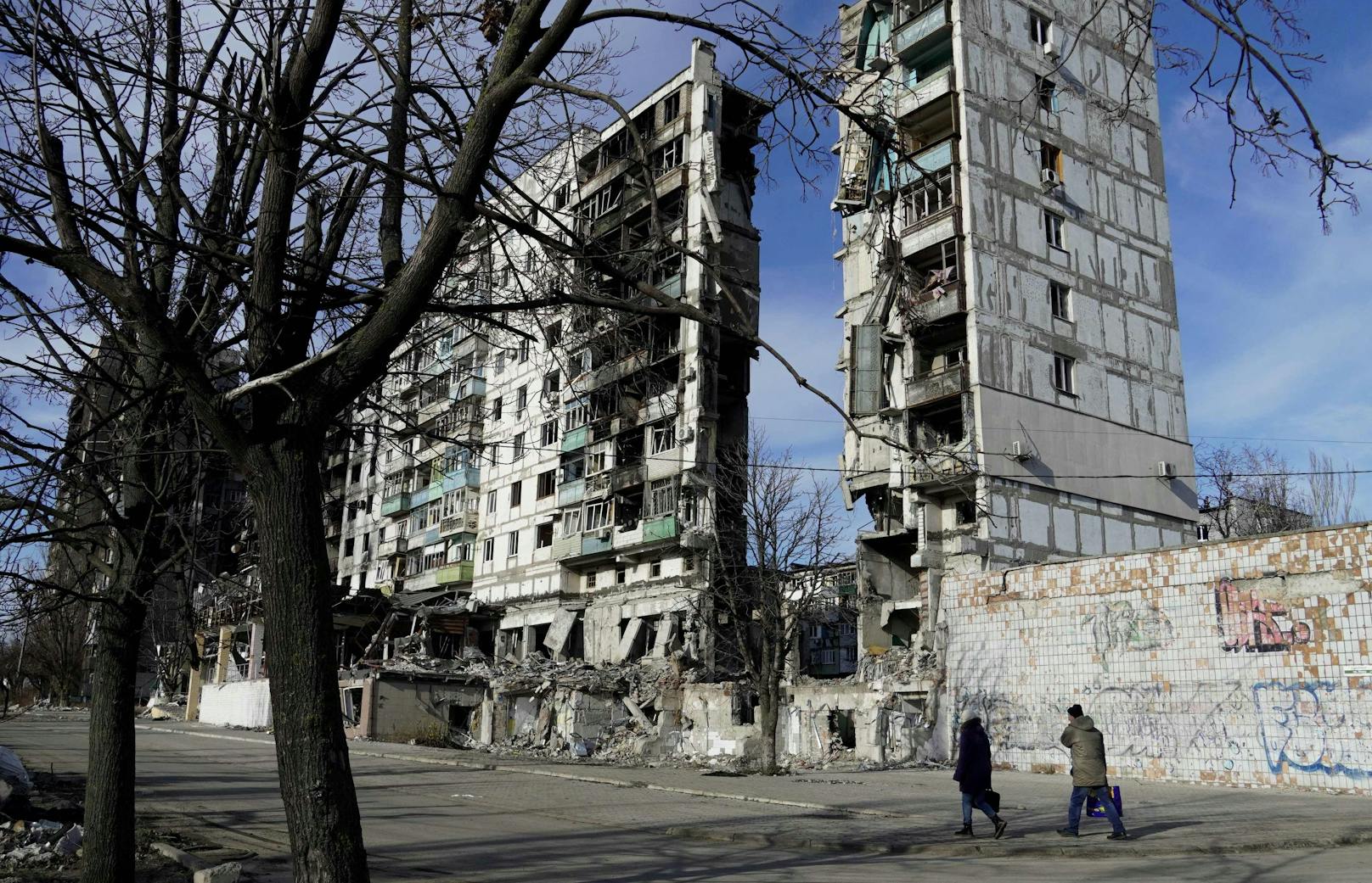 Blick in das zerstörte Mariupol. Auch Monate nach der Besetzung durch die Russen liegen Ende November zahlreiche Gebäude in Trümmern.