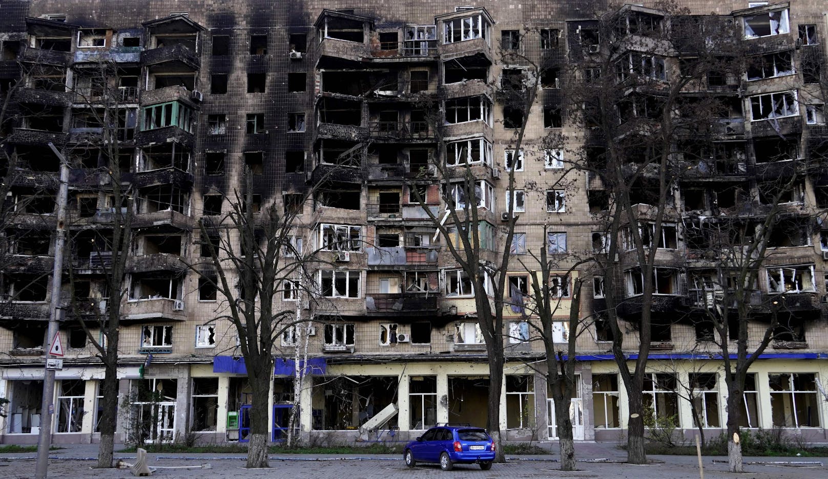 Blick in das zerstörte Mariupol. Auch Monate nach der Besetzung durch die Russen liegen Ende November zahlreiche Gebäude in Trümmern.