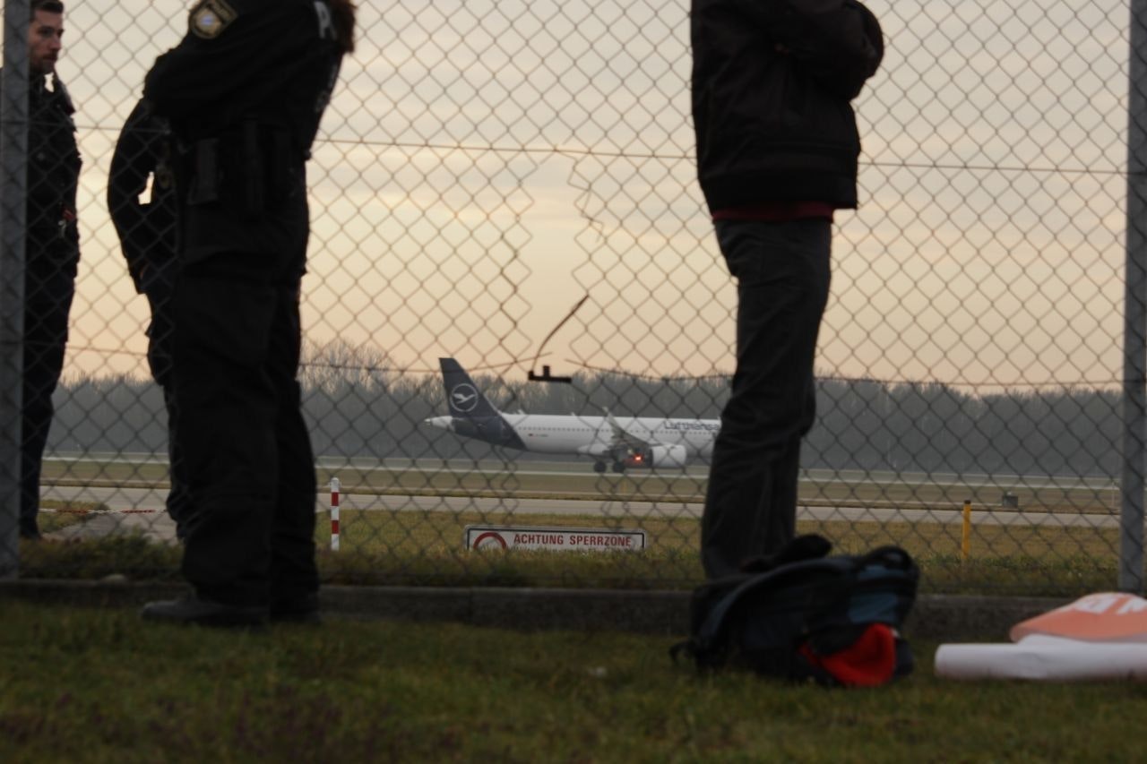 Heute.at - Rollfeld gestürmt – Klima-Kleber blockieren Flughäfen