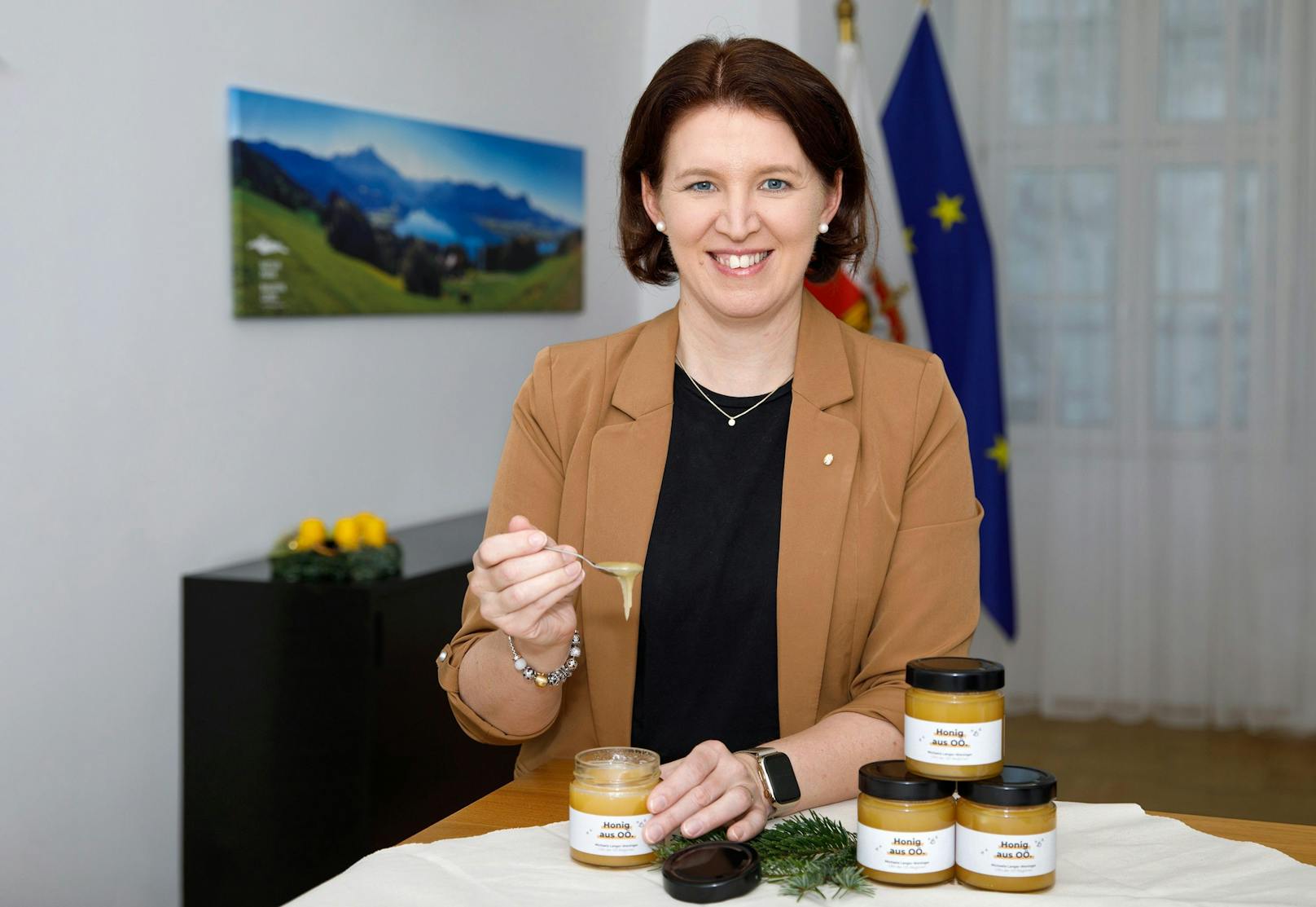 Lässt sich Honig schmecken: Agrarlandesrätin Michaela Langer-Weninger (ÖVP).