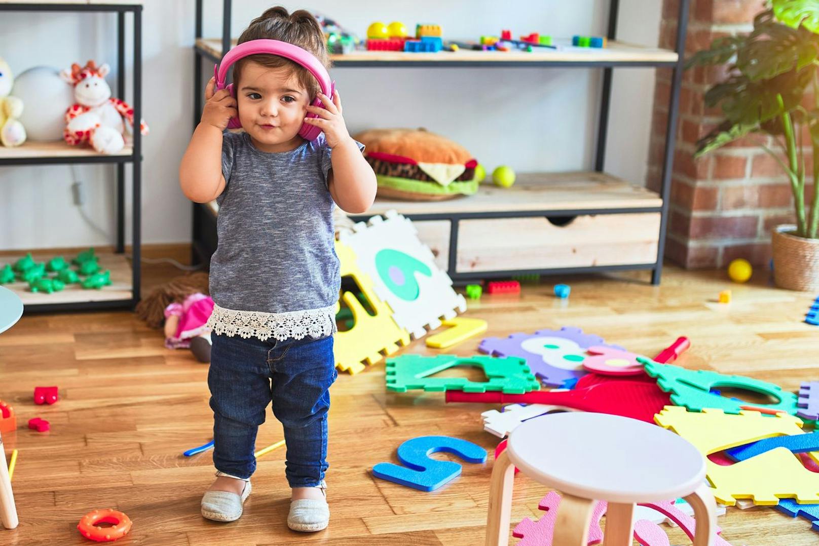 Auch Kopfhörer können für Kinderohren eine Gefahr sein, wenn sie zu laut eingestellt sind. (Symbolbild)
